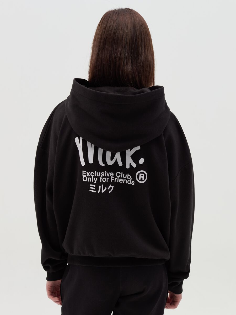 Sweatshirt with hood and pocket_2