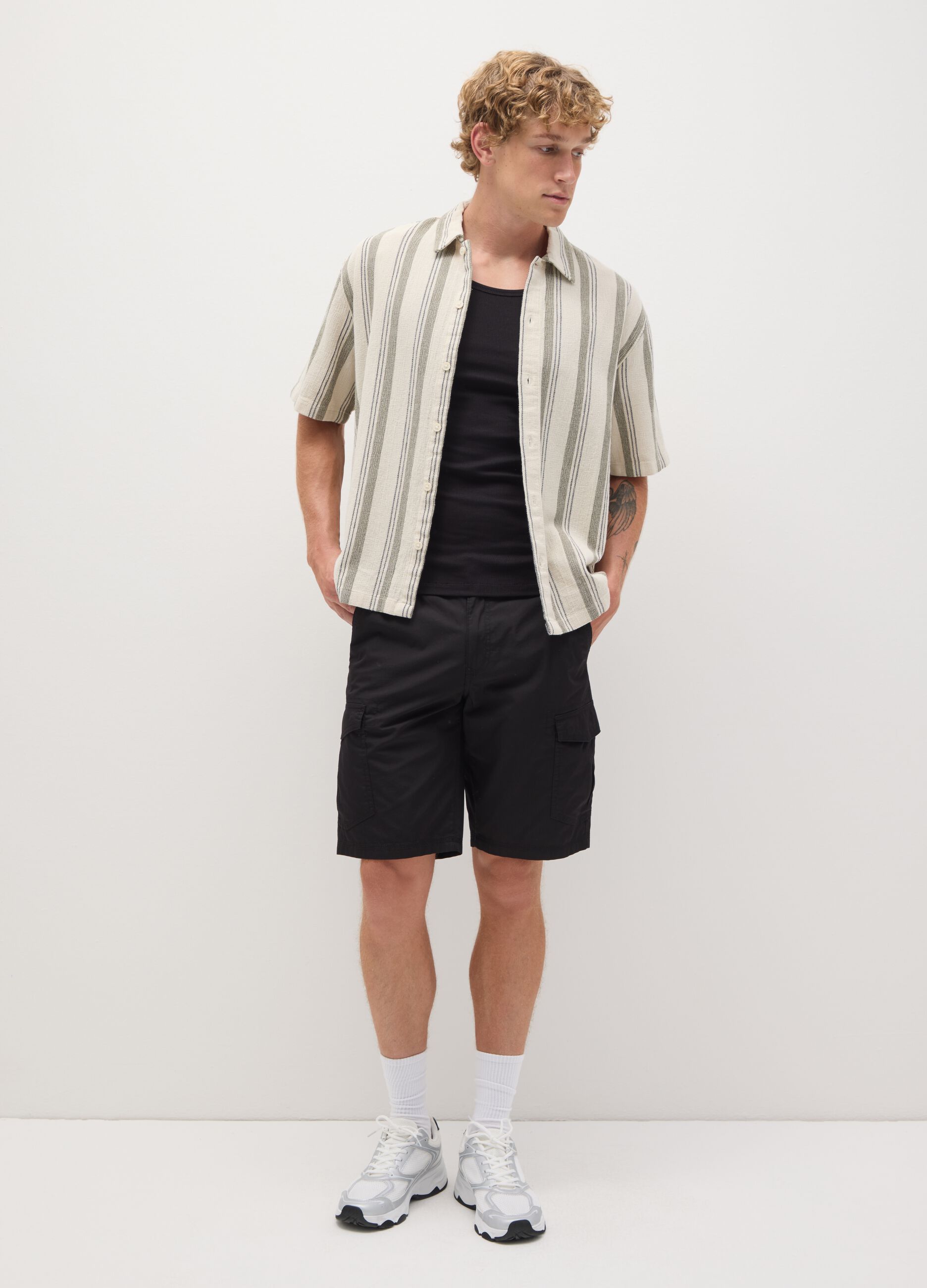 Men's black pure cotton regular fit bermuda shorts with cargo pockets