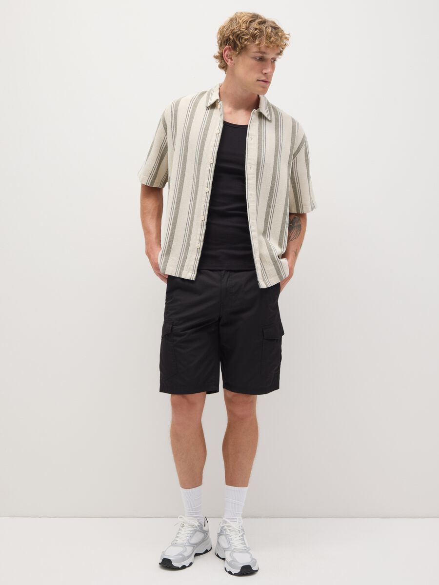 Men's black pure cotton regular fit bermuda shorts with cargo pockets_0