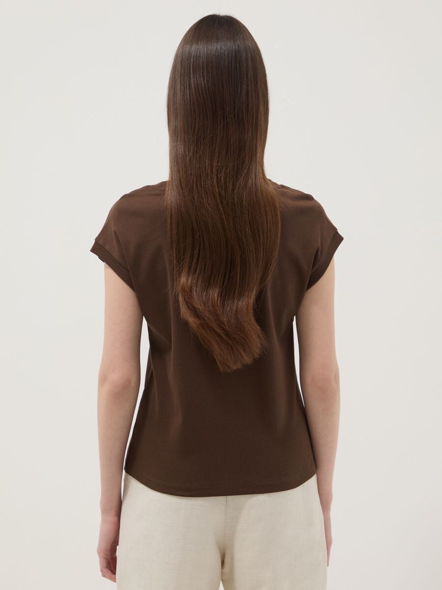 T-shirt marrone in puro cotone con dettagli traforati_3