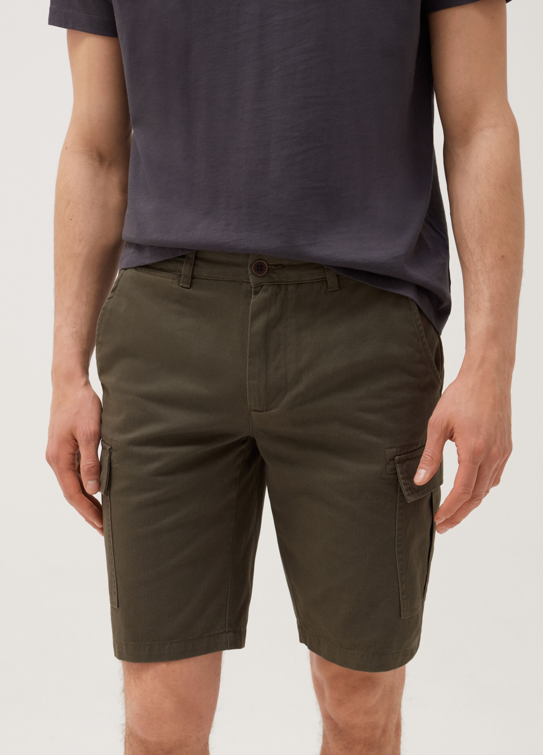 Solid colour cotton cargo Bermuda shorts