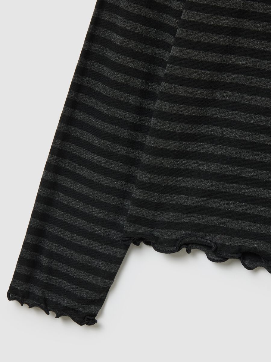 Black long-sleeve T-shirt with grey stripes and regular fit_5