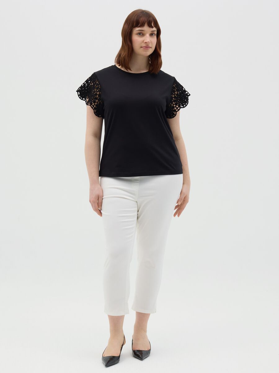Curvy black T-shirt with crochet sleeves_1
