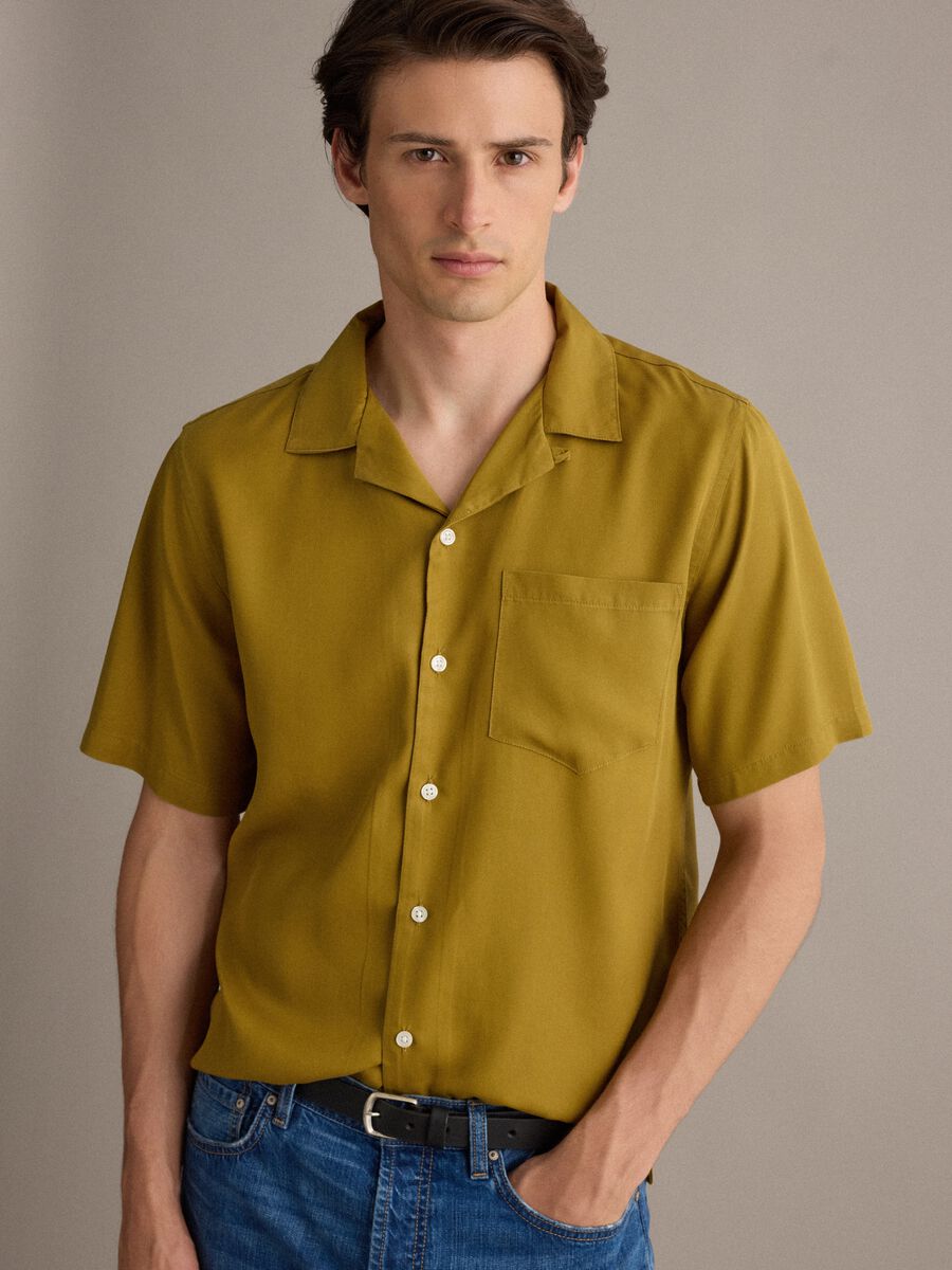Camicia gialla in puro lyocell regular fit con collo bowling_2