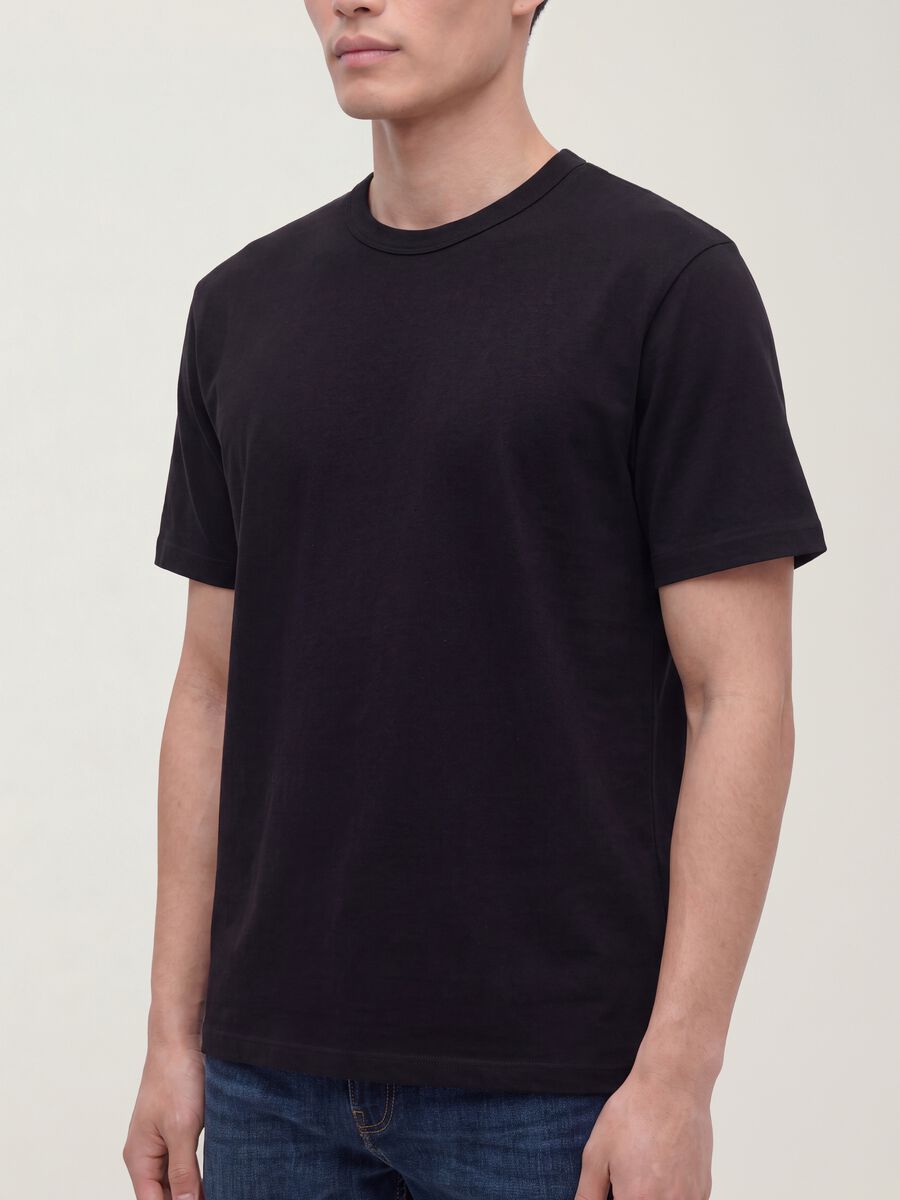 T-shirt nera in puro cotone a girocollo relaxed fit_2