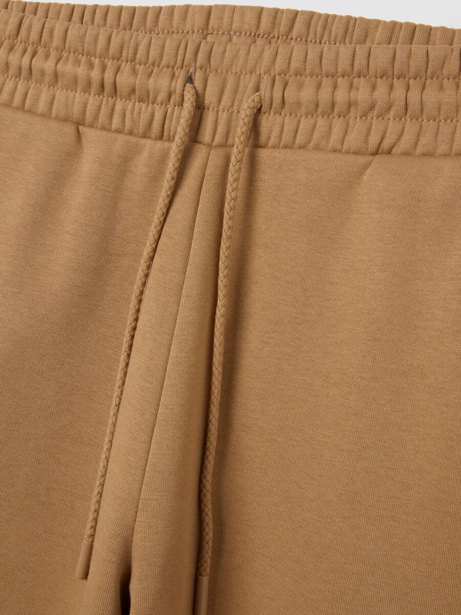 Brown regular fit cotton blend cargo trousers_1