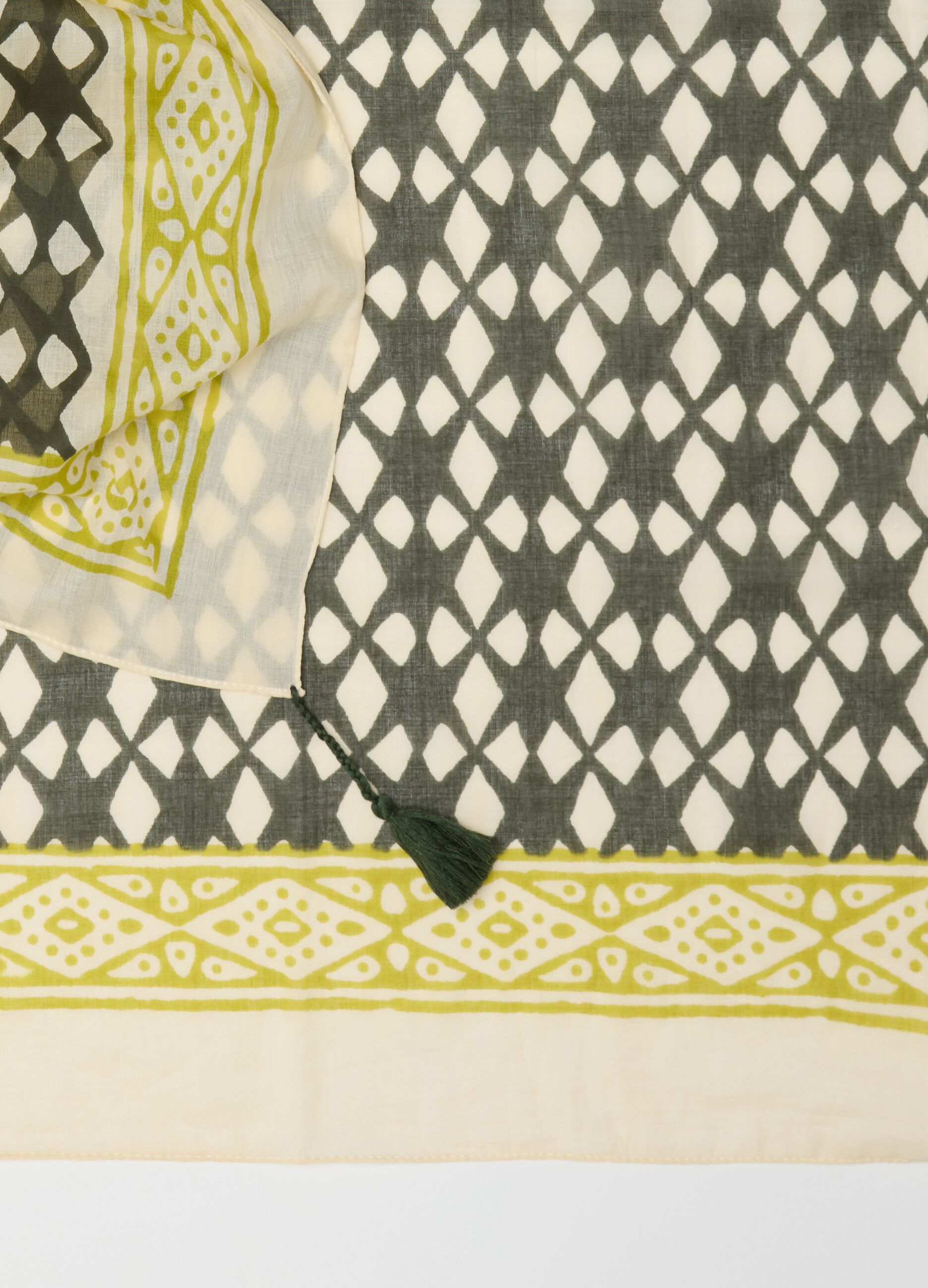 Pareo beige e verde in cotone con stampa etnica e nappine