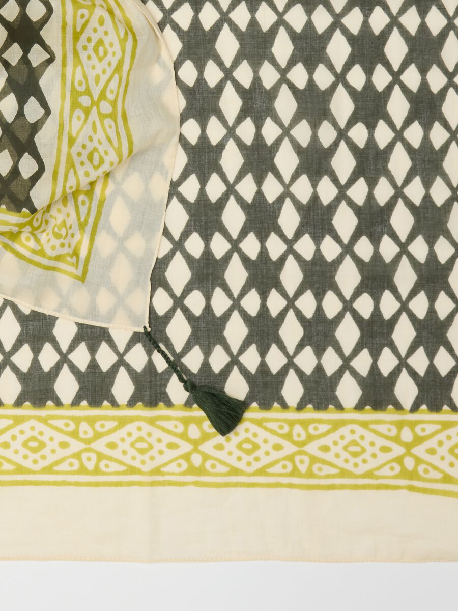 Beige and green pareo in cotton with ethnic print and tassels_6
