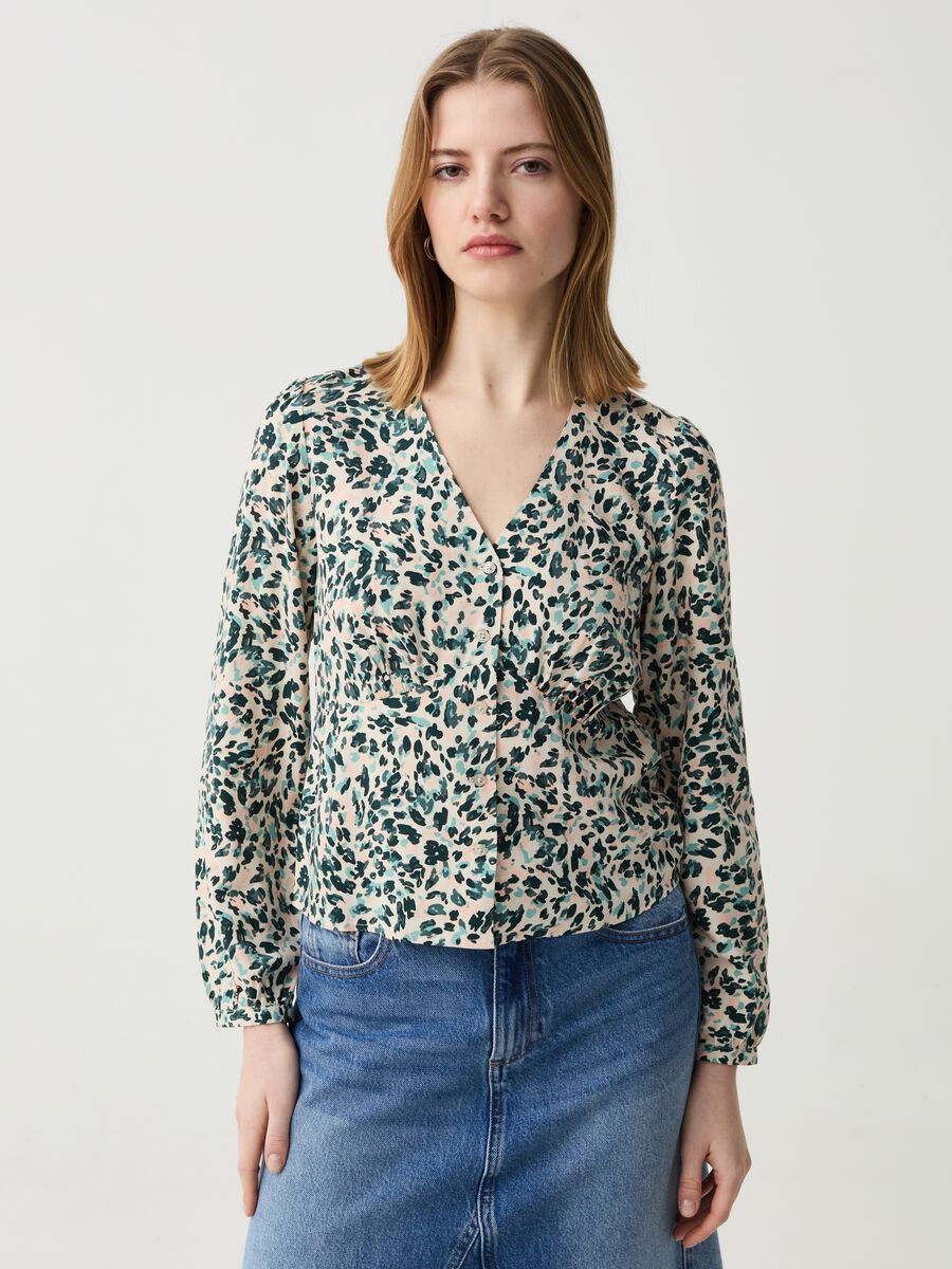 Viscose blouse with V neck and pattern_0