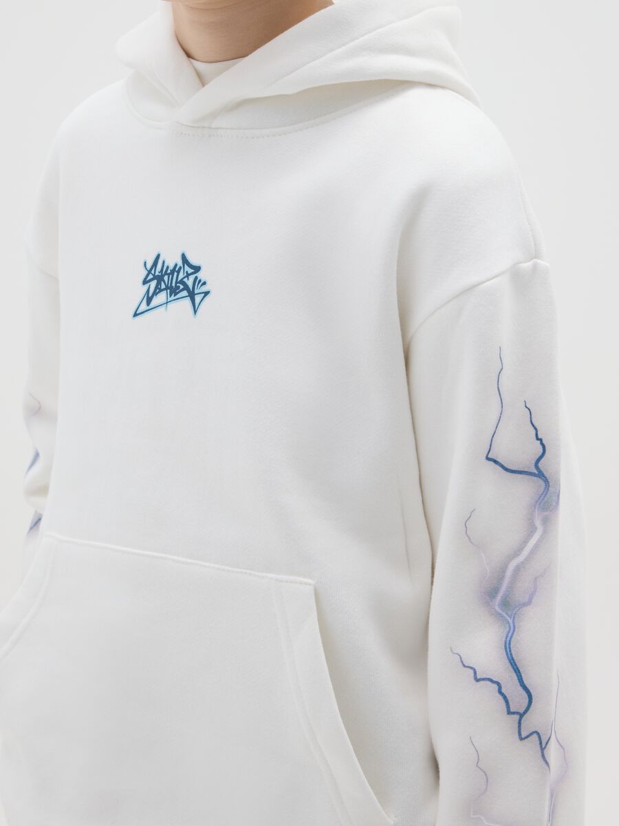 Felpa bianca da ragazzo in puro cotone vestibilità over con stampe_2