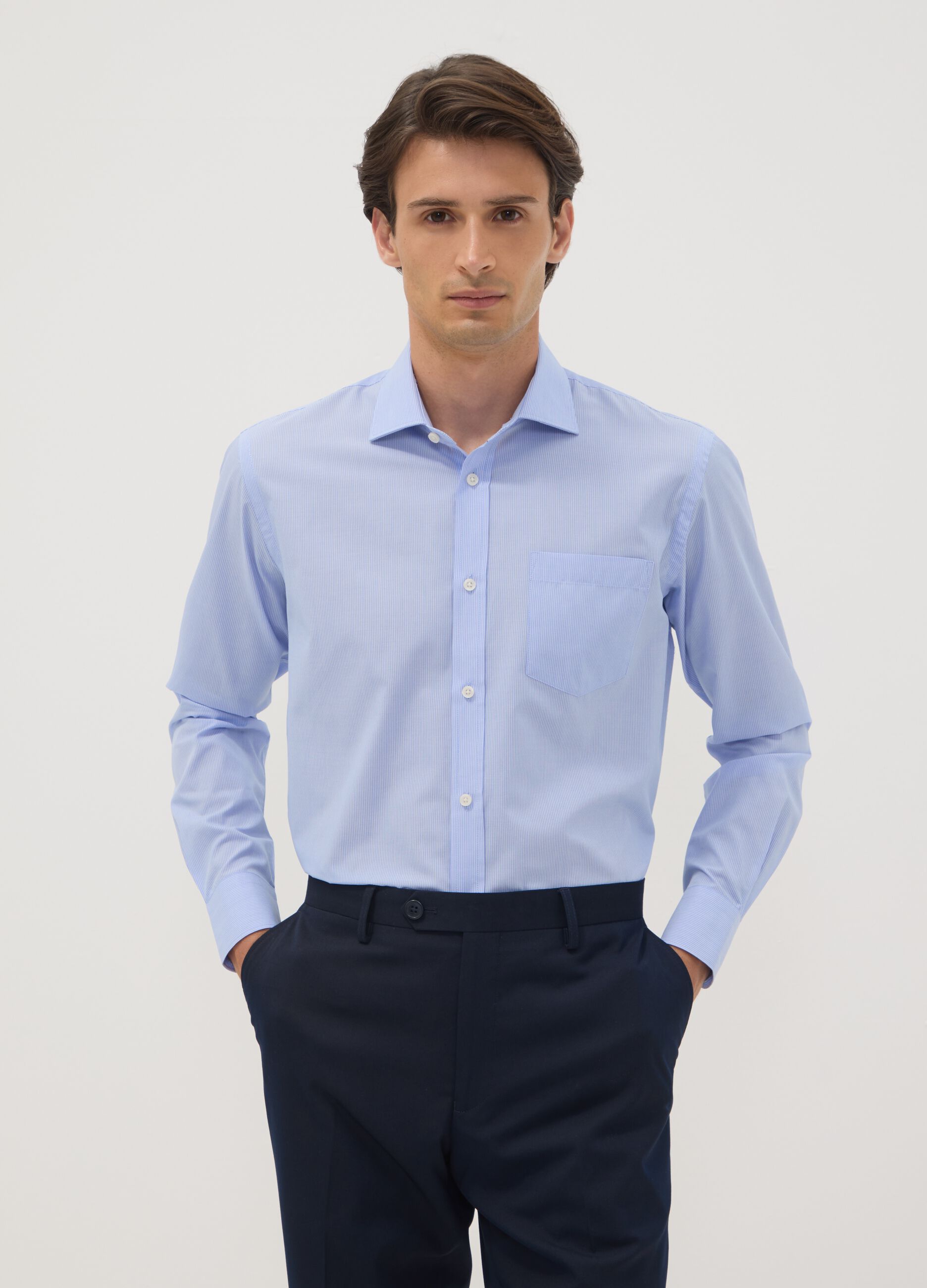 Camicia azzurra in misto cotone a righe sottili easy iron regular fit