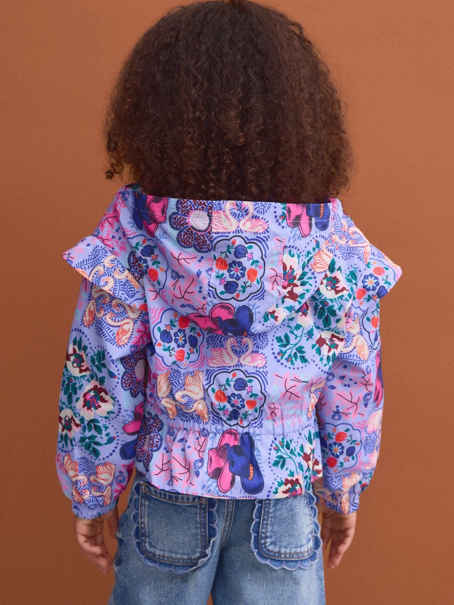 Giacca antipioggia multicolor con cappuccio e fantasia per bambina_2
