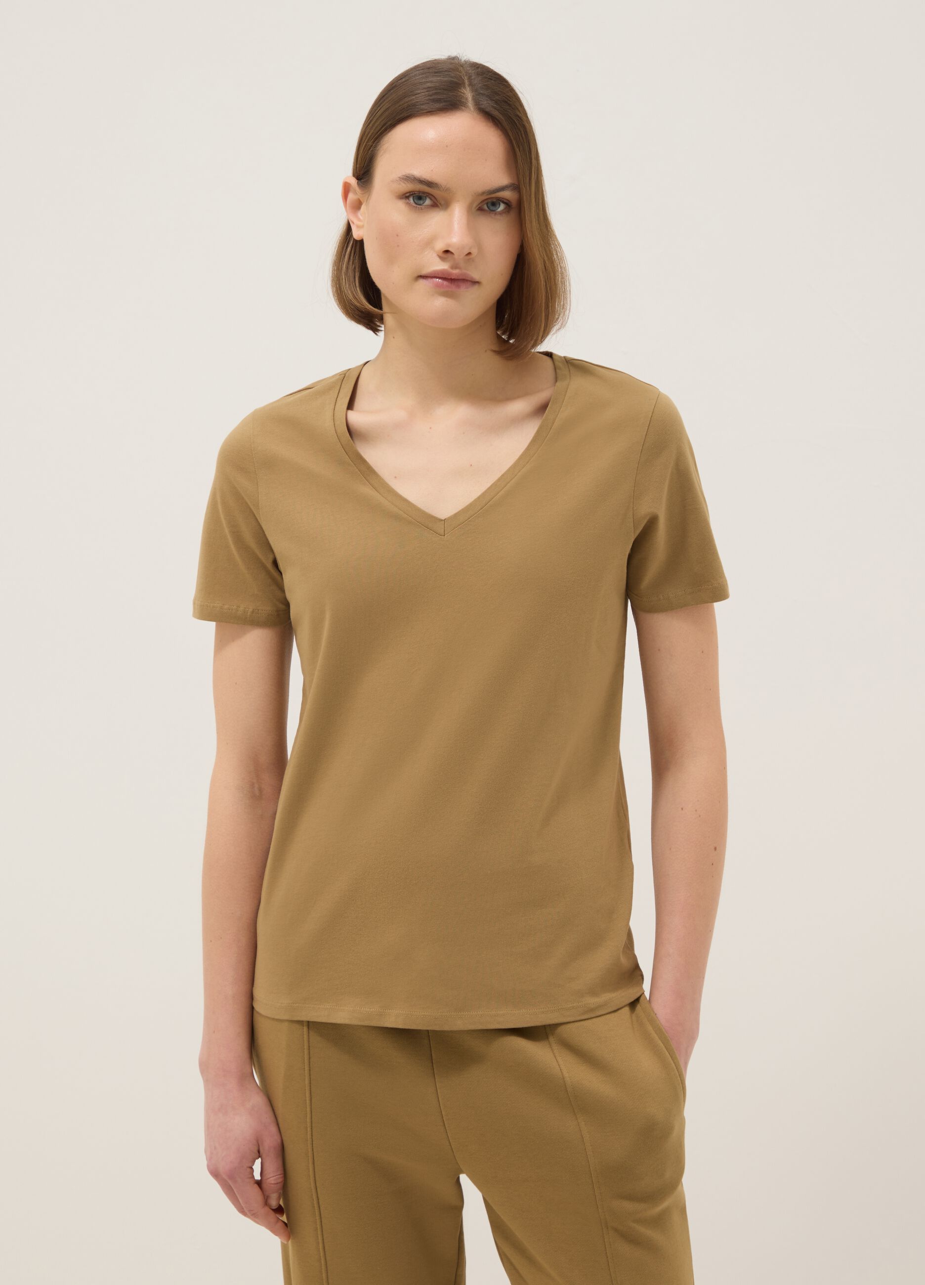 T-shirt in puro cotone marrone regular fit con scollo a V