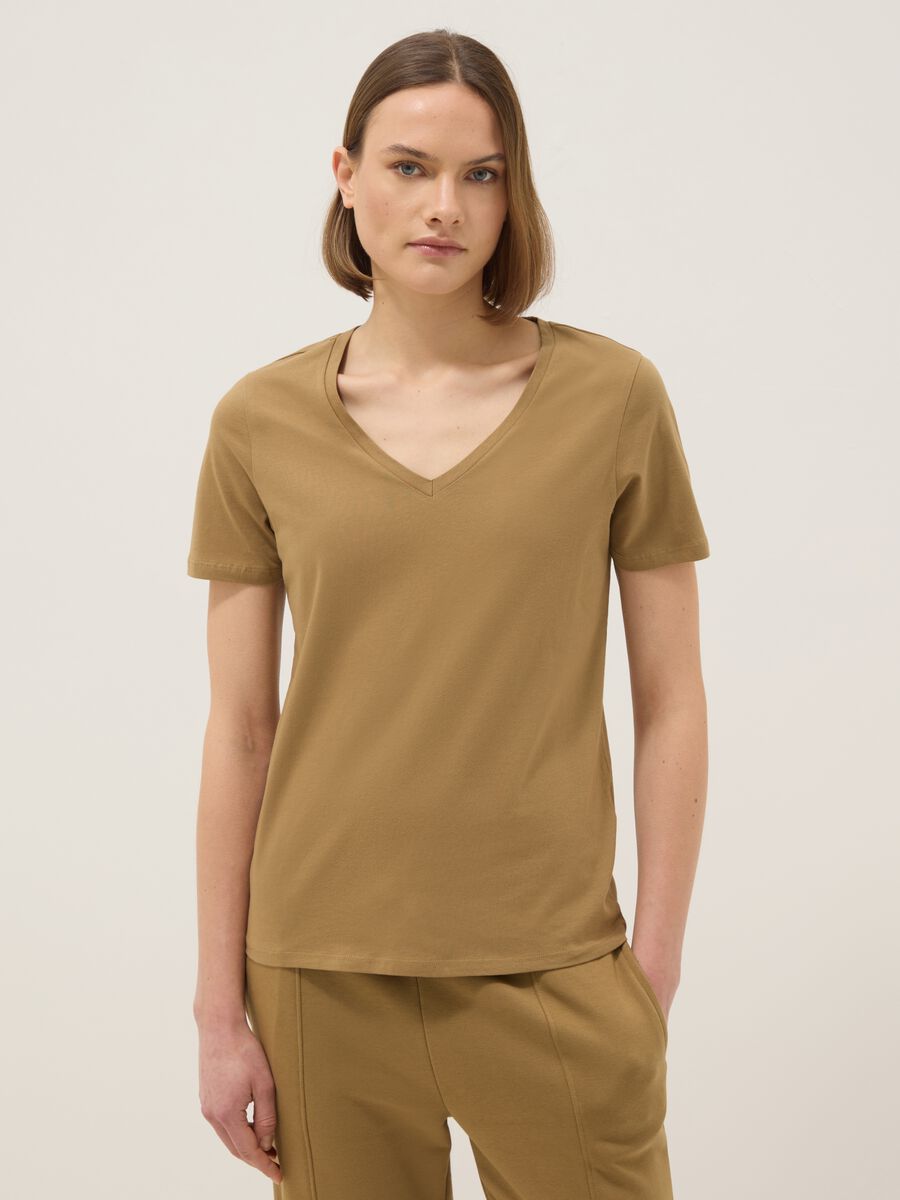 T-shirt in puro cotone marrone regular fit con scollo a V_0