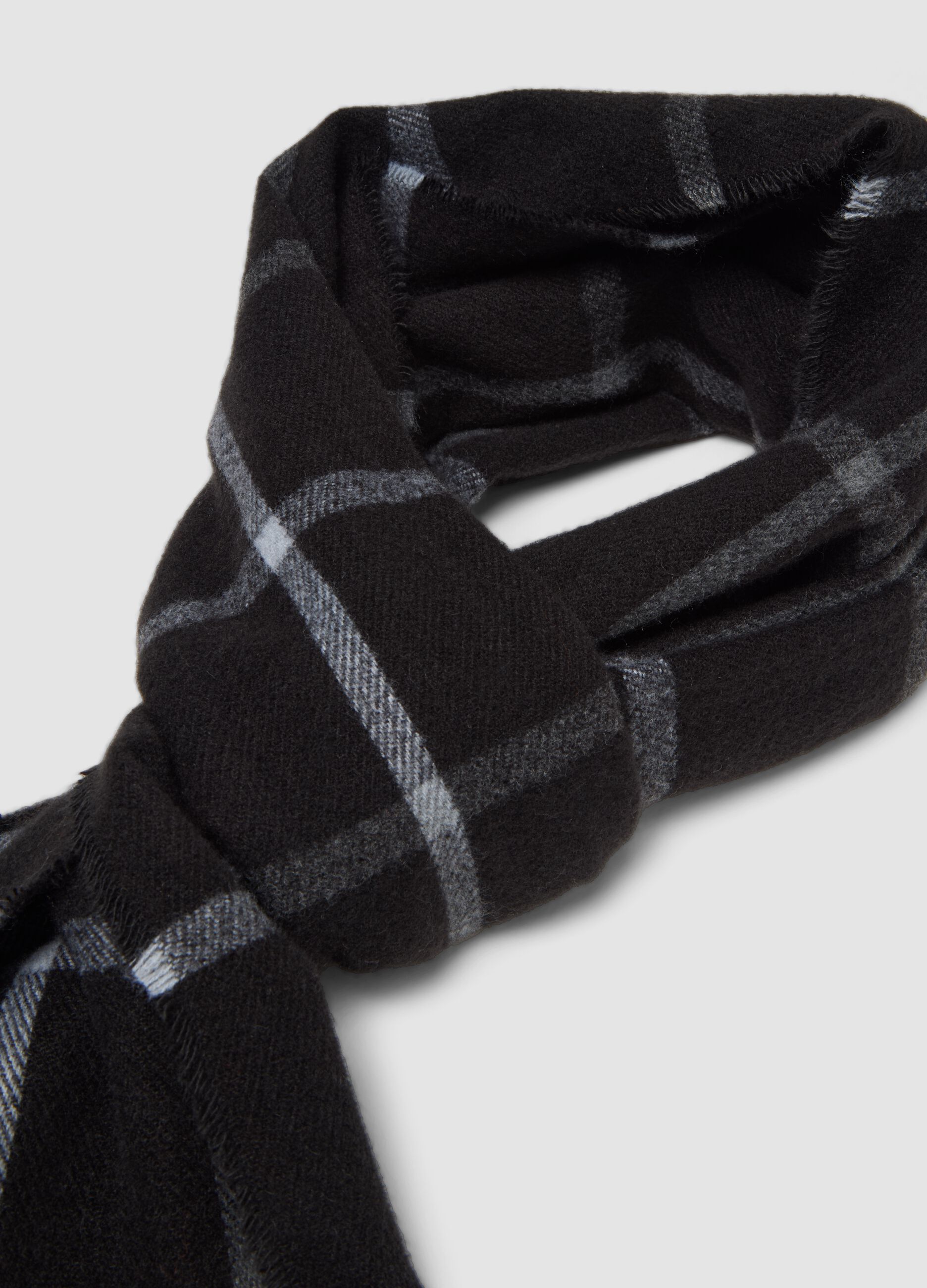 Sciarpa grigio scuro a quadri con frange