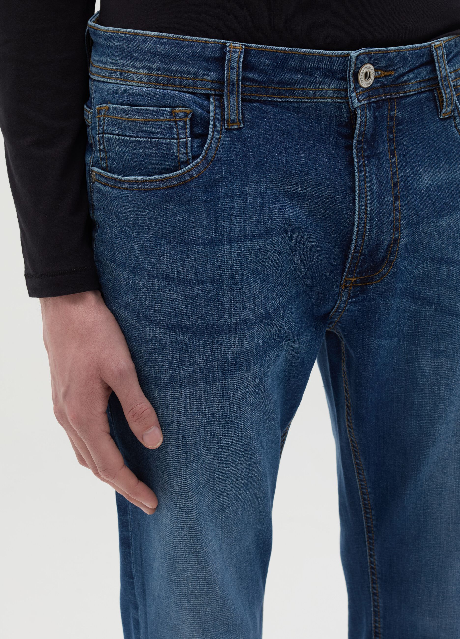 Slim-fit jeans with five pockets