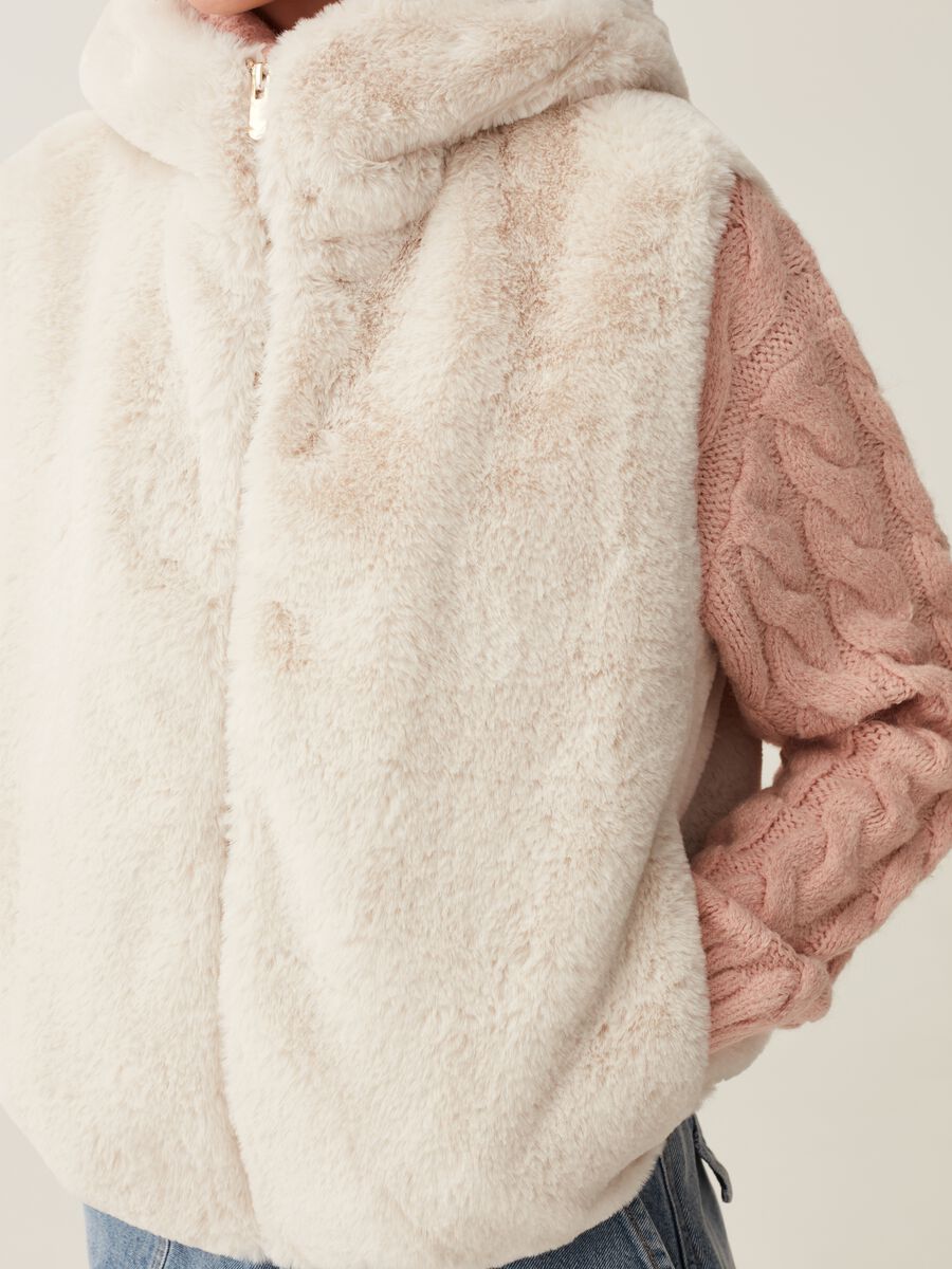 Gilet in eco pelliccia con cappuccio_3