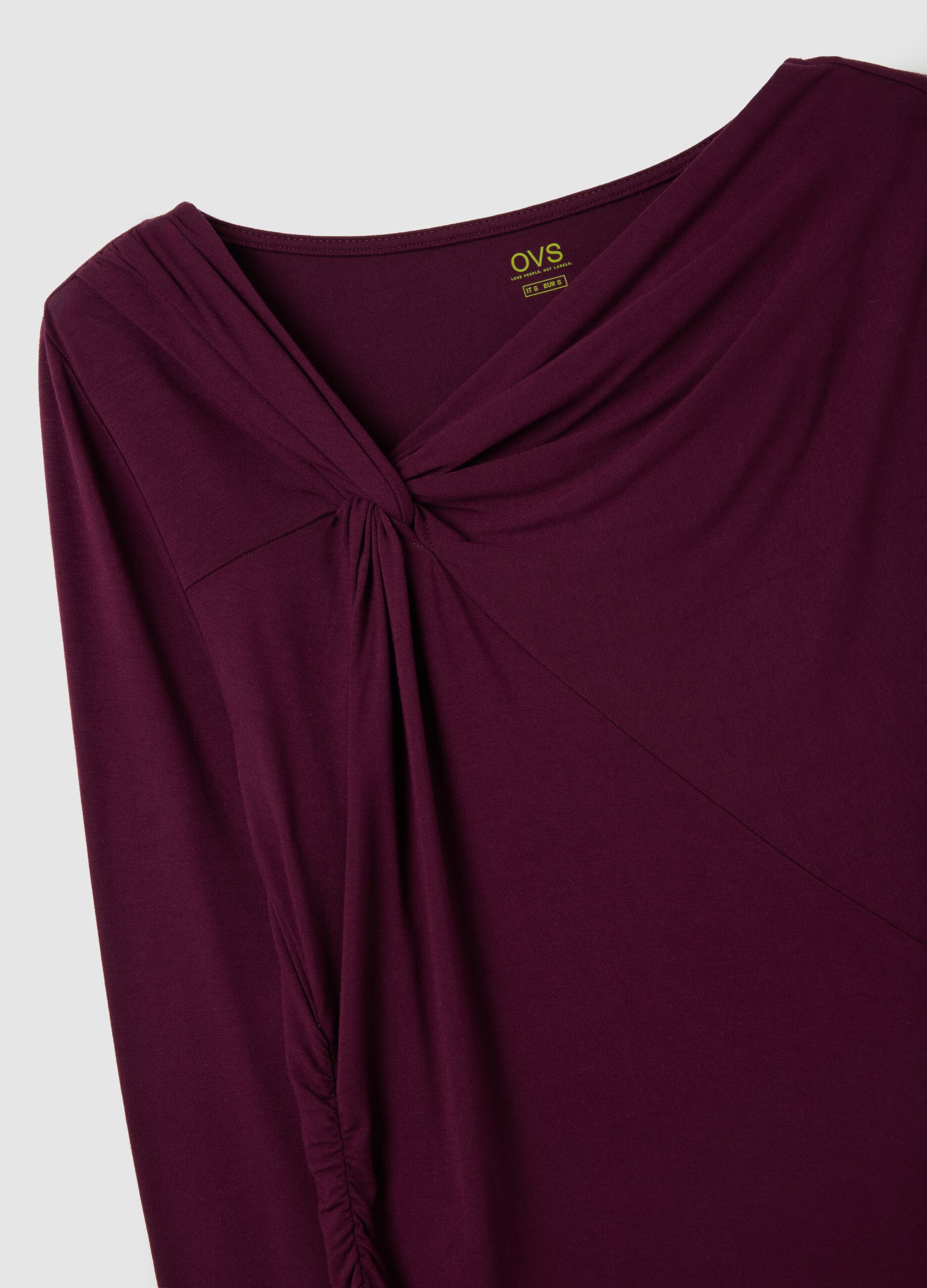 Maglia viola elasticizzata a maniche lunghe