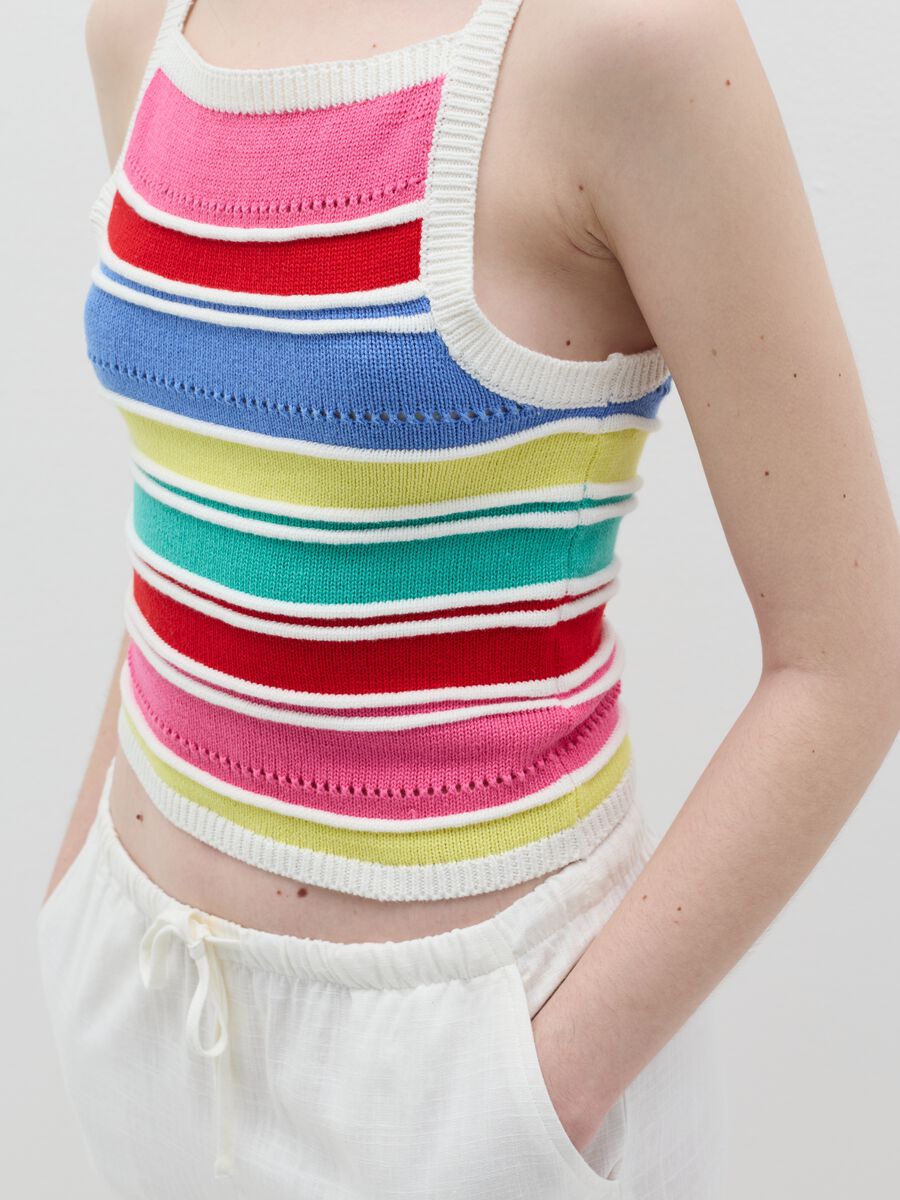 Crochet tank top with multicoloured stripes_1