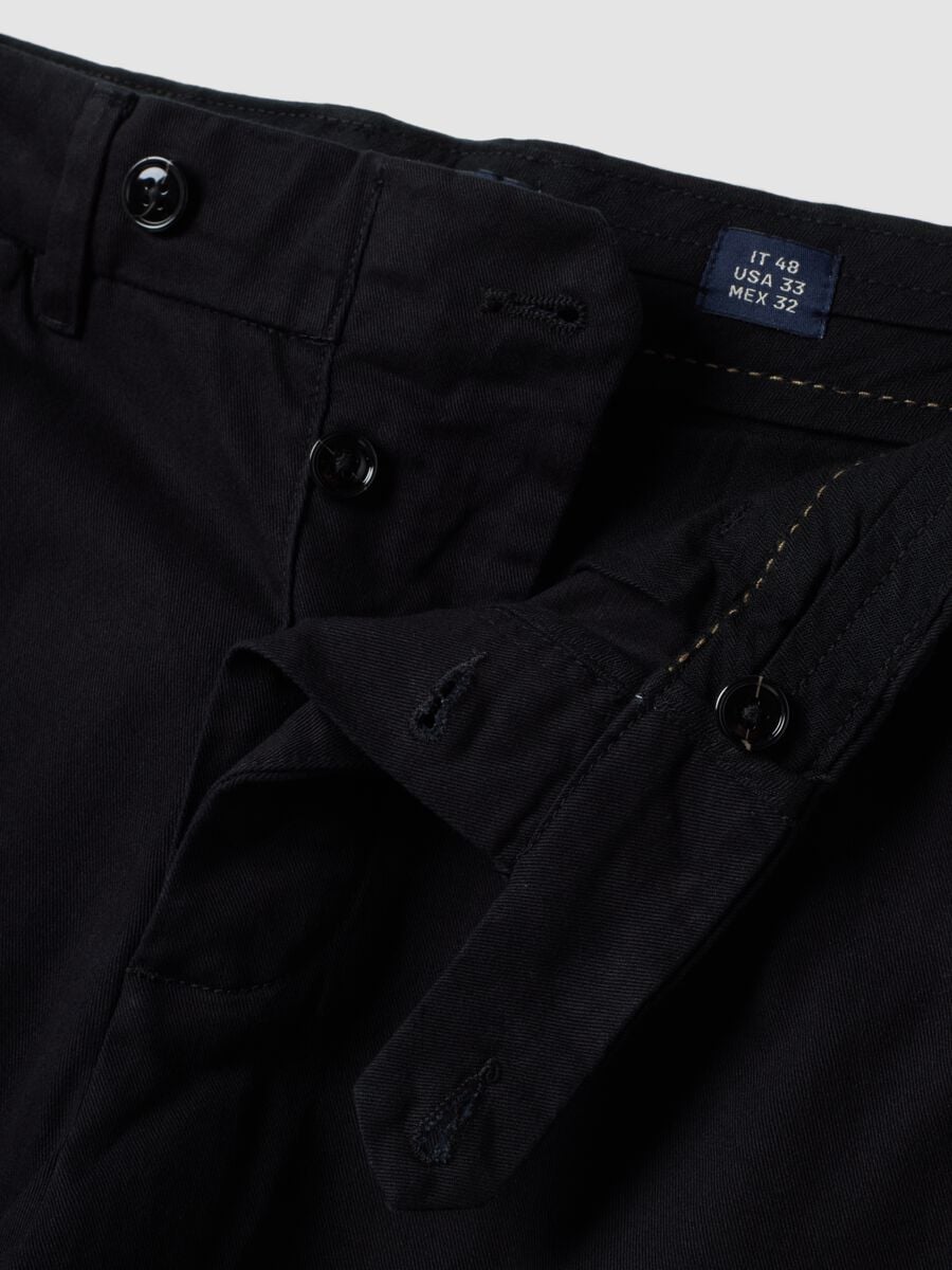 Pantaloni chino neri in puro cotone regular fit_1