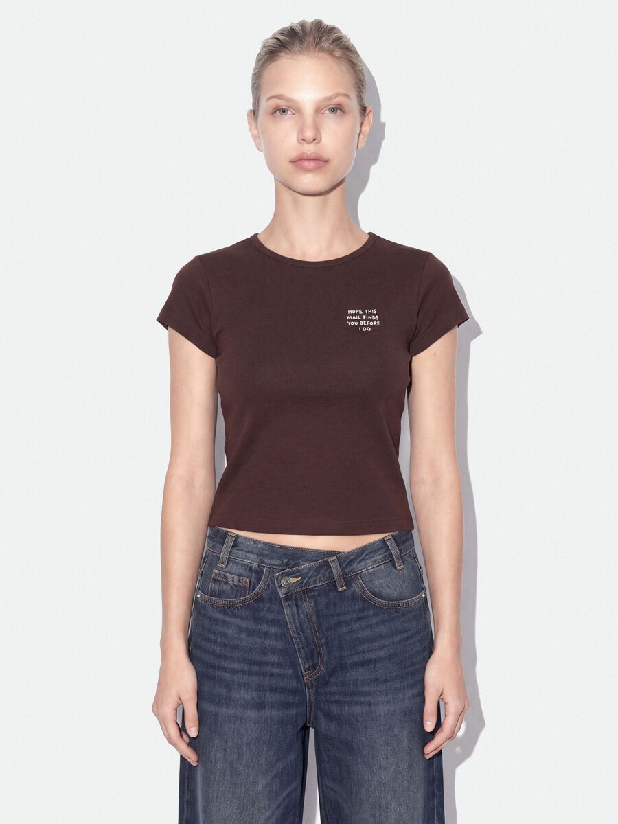 T-shirt marrone in puro cotone a girocollo con scritta_0