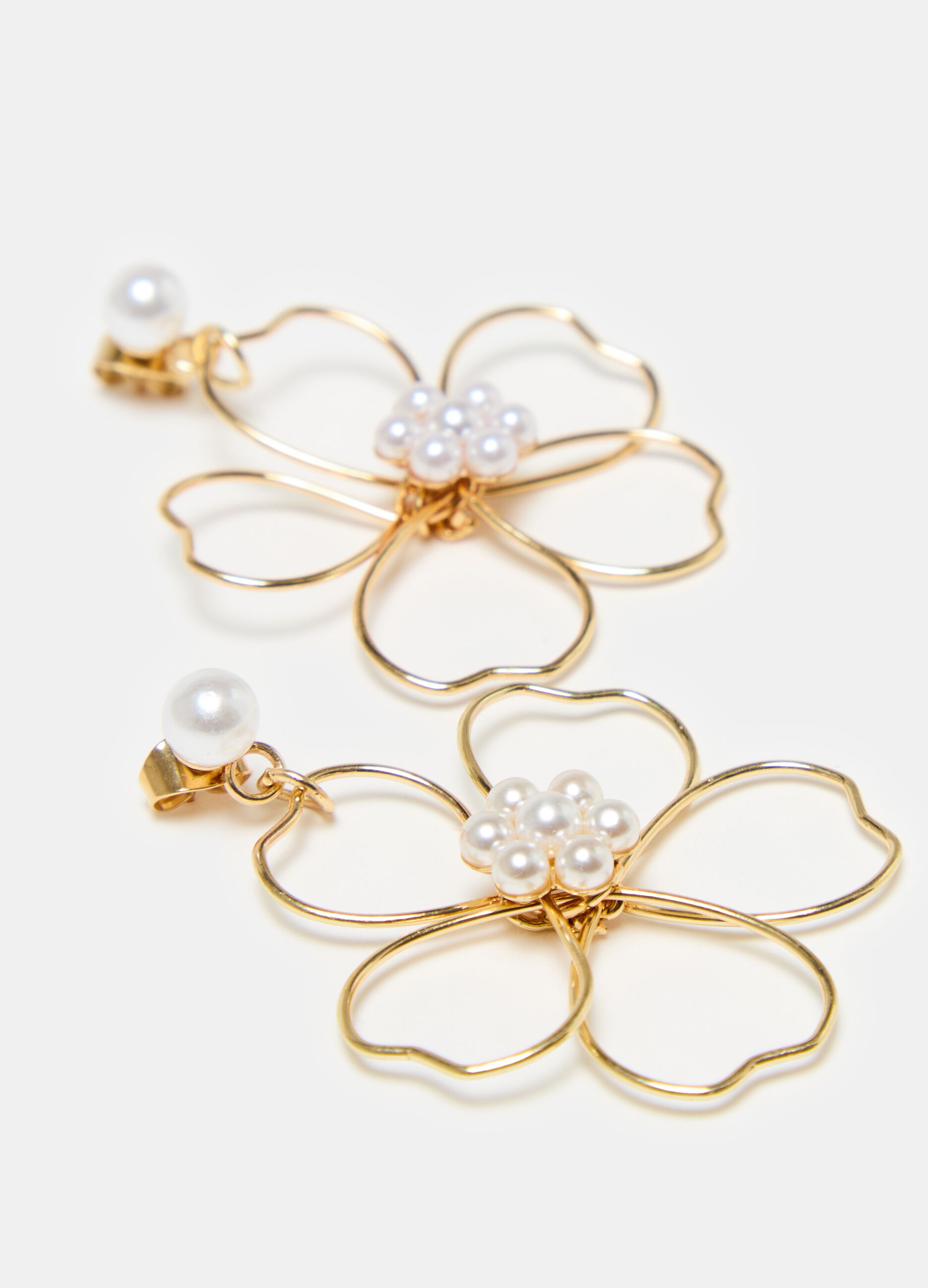 Flower earrings with pearls