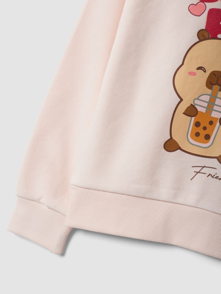 Felpa rosa in misto cotone con girocollo stampa capibara per bambina_3