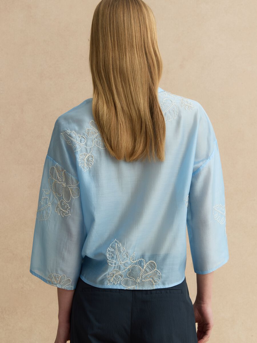 Camicia in misto lyocell azzurra regular fit con ricami floreali_3