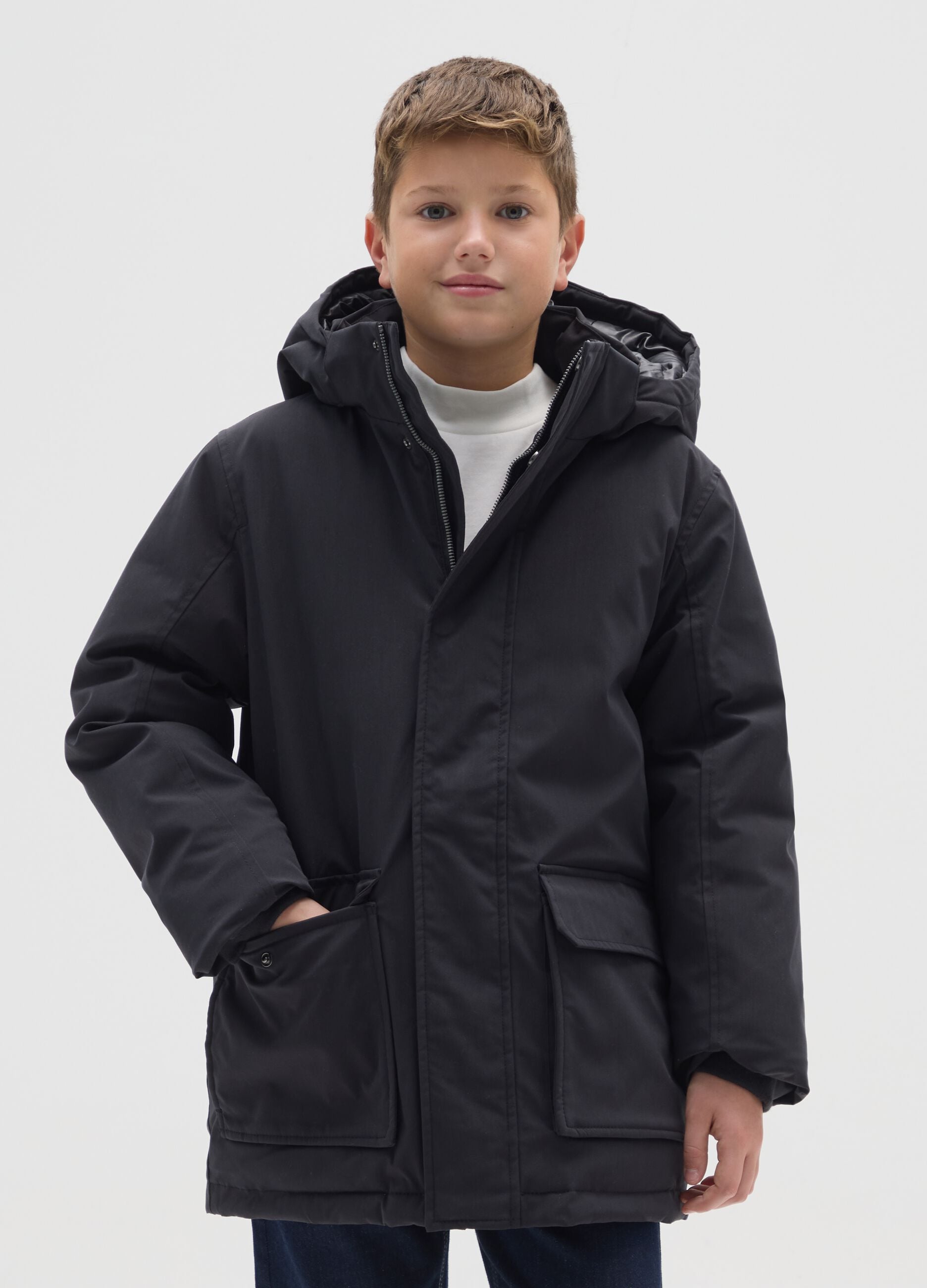 Giubbotto nero imbottito con cappuccio da ragazzo regular fit