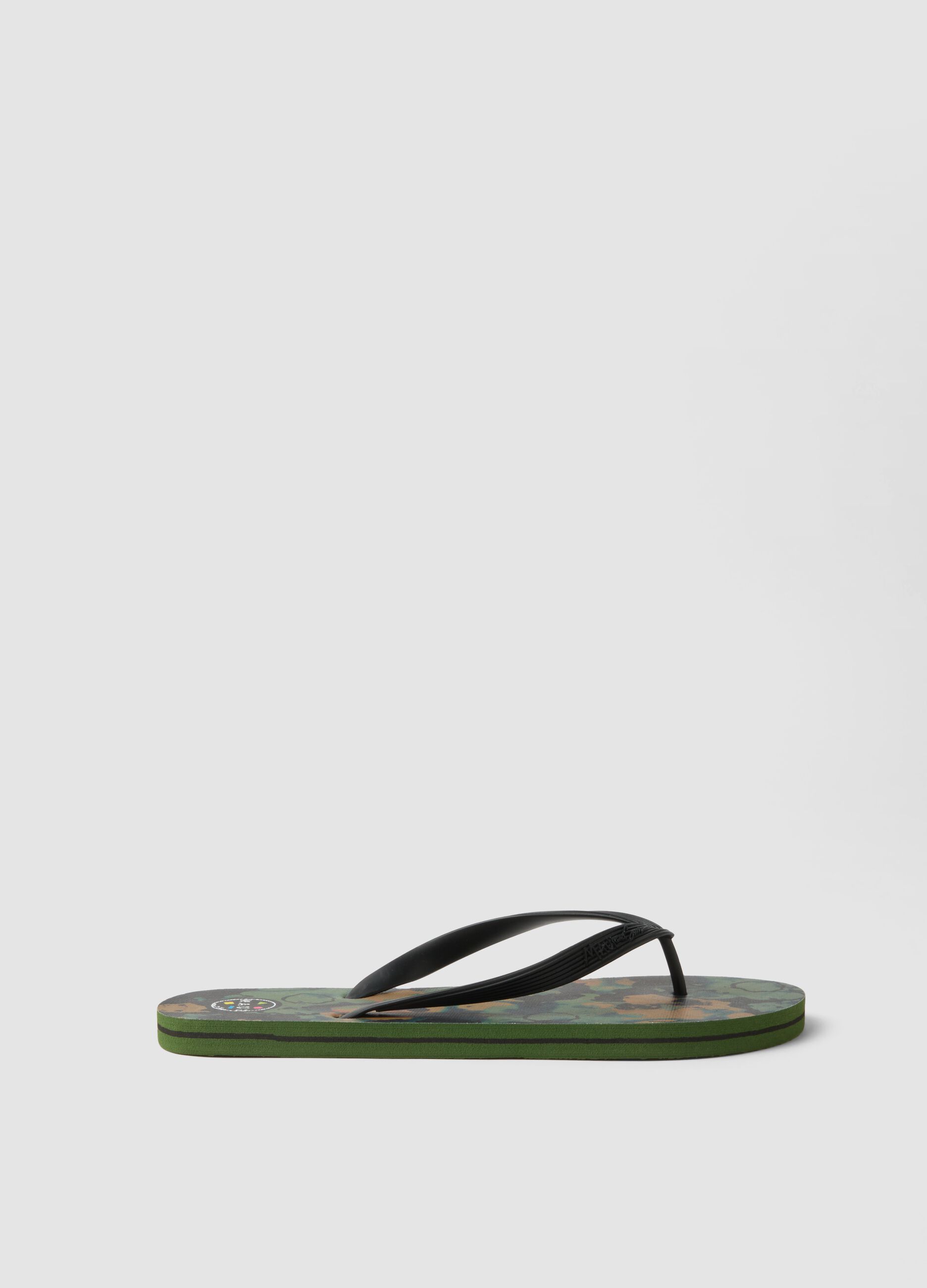 Multicolour flip-flops with camouflage pattern