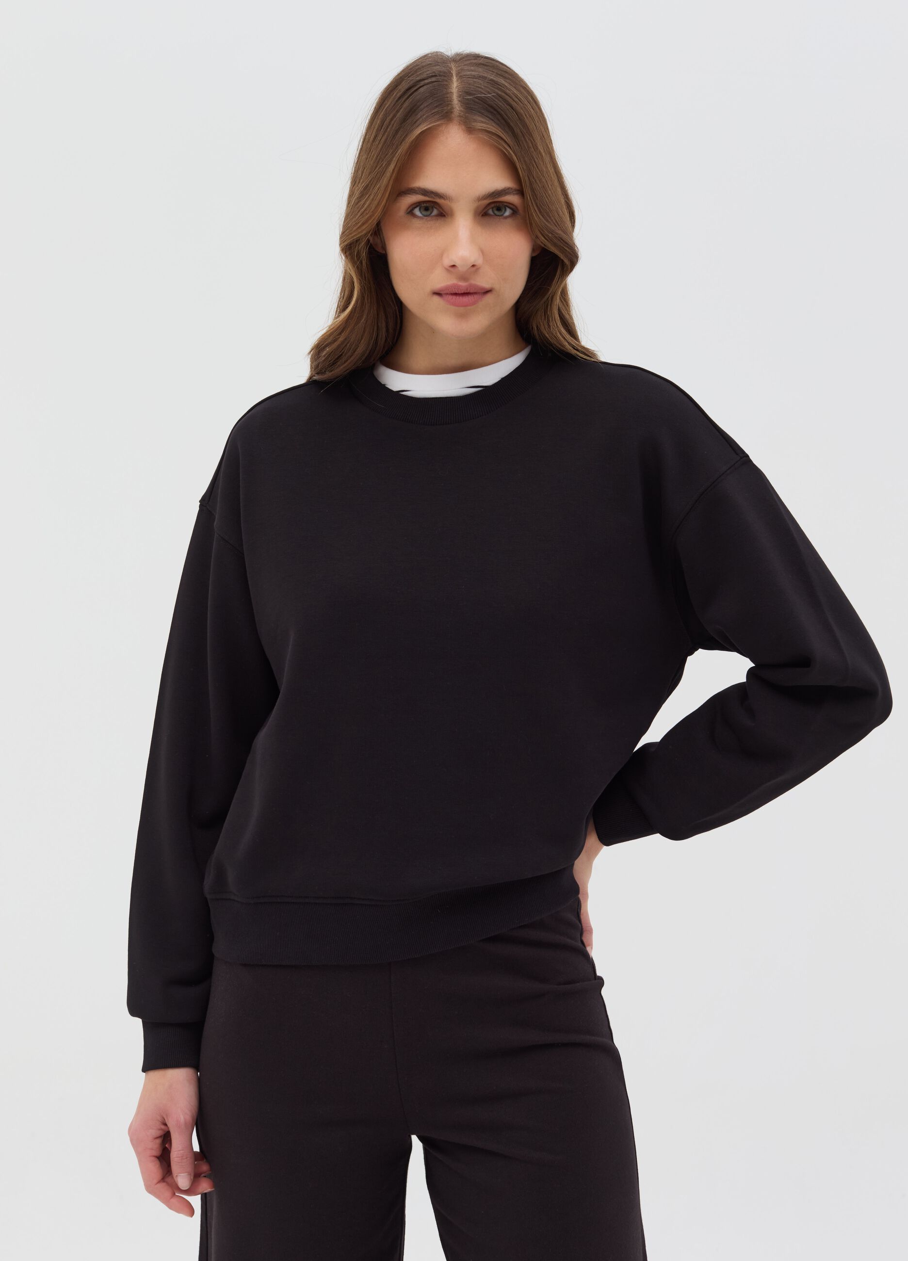 Essential sweatshirt with round neck