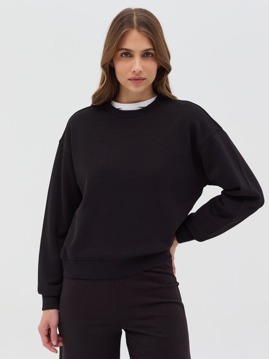 Essential sweatshirt with round neck_0