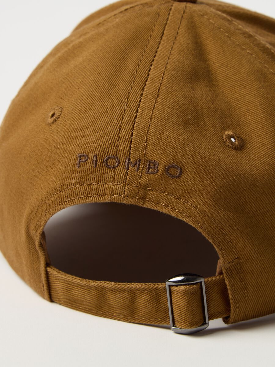Baseball cap with embroidered logo_1