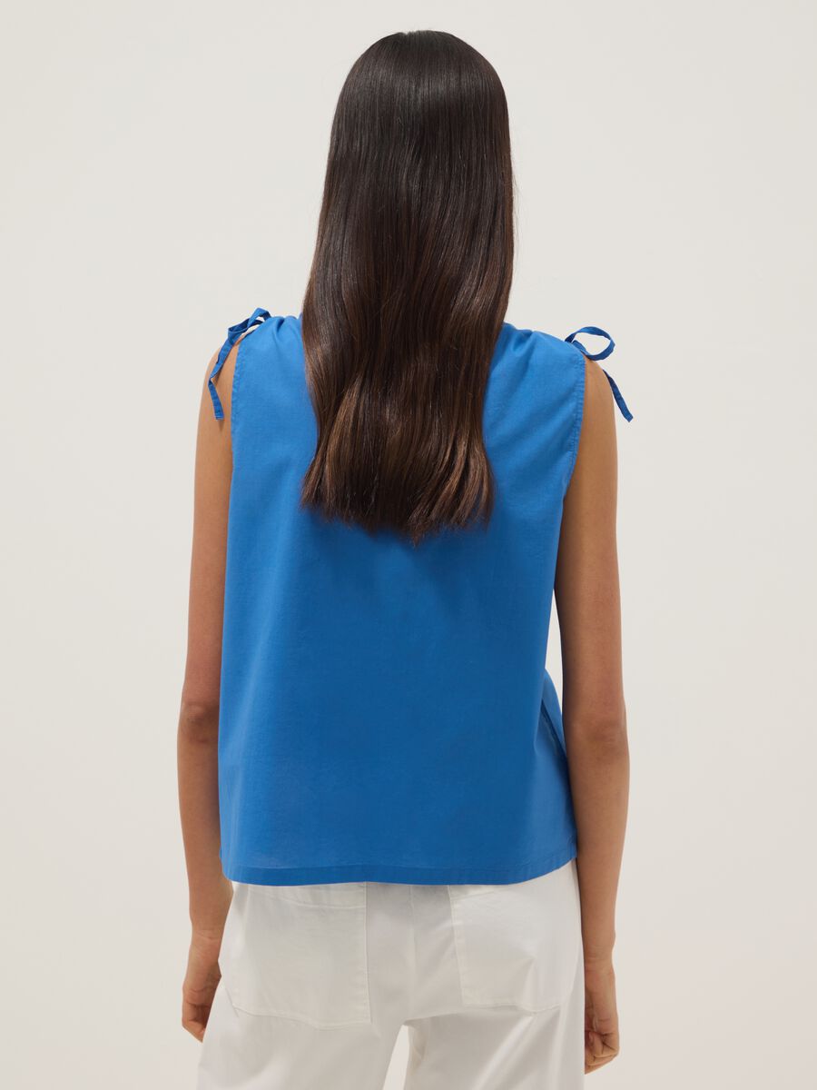 Blusa azzurra in puro cotone con scollo a V_3