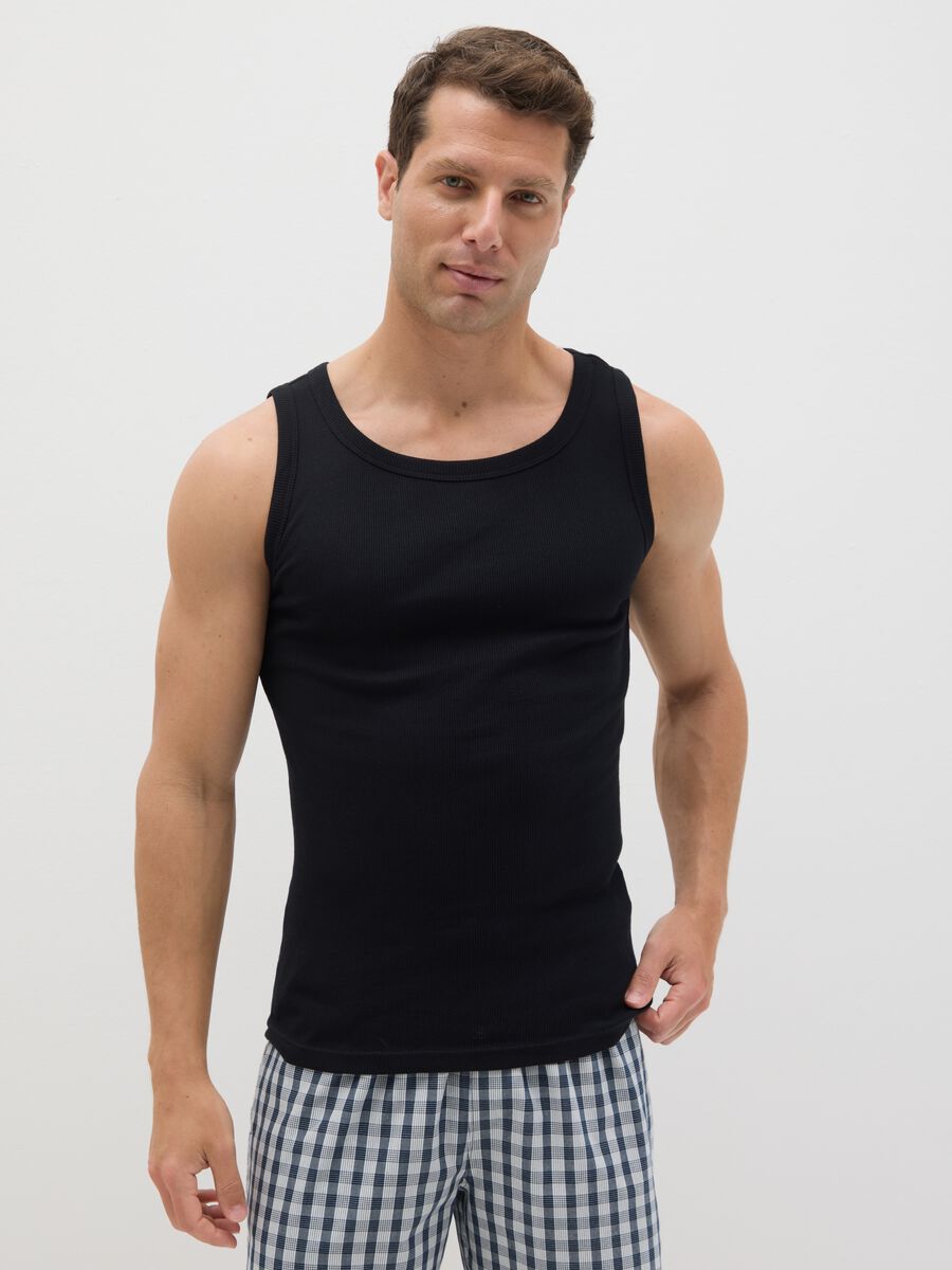 Black vest with round ribbed neck_1