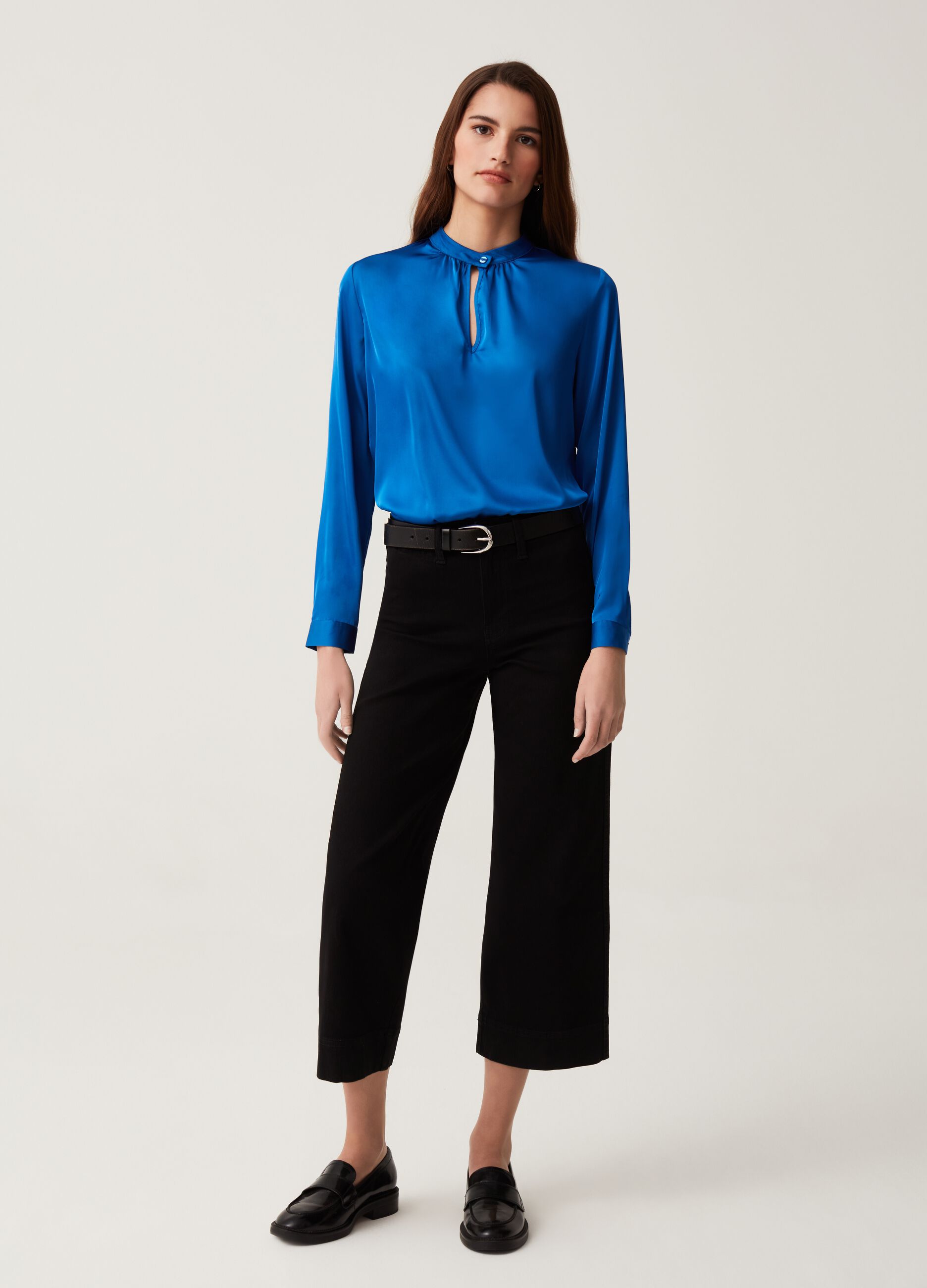 Blusa in satin con bottone al collo_1