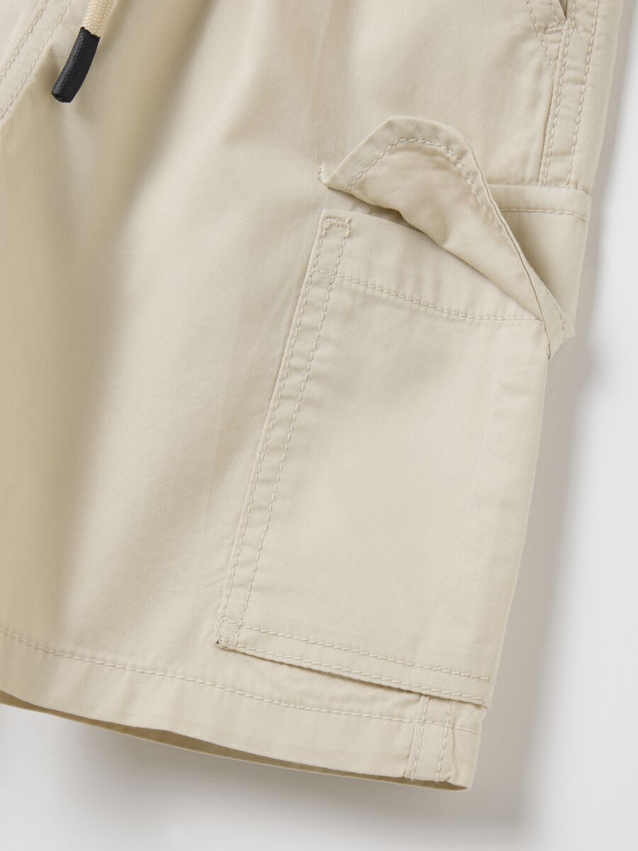 Boys’ shorts in 100% beige cotton with regular fit and cargo pockets_2