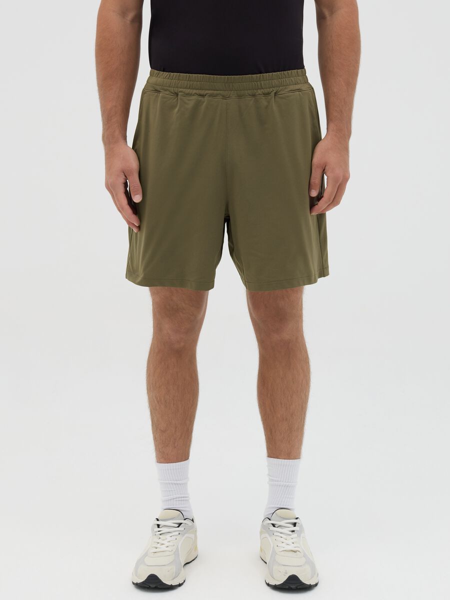 Green Bermuda joggers in stretch fabric_1