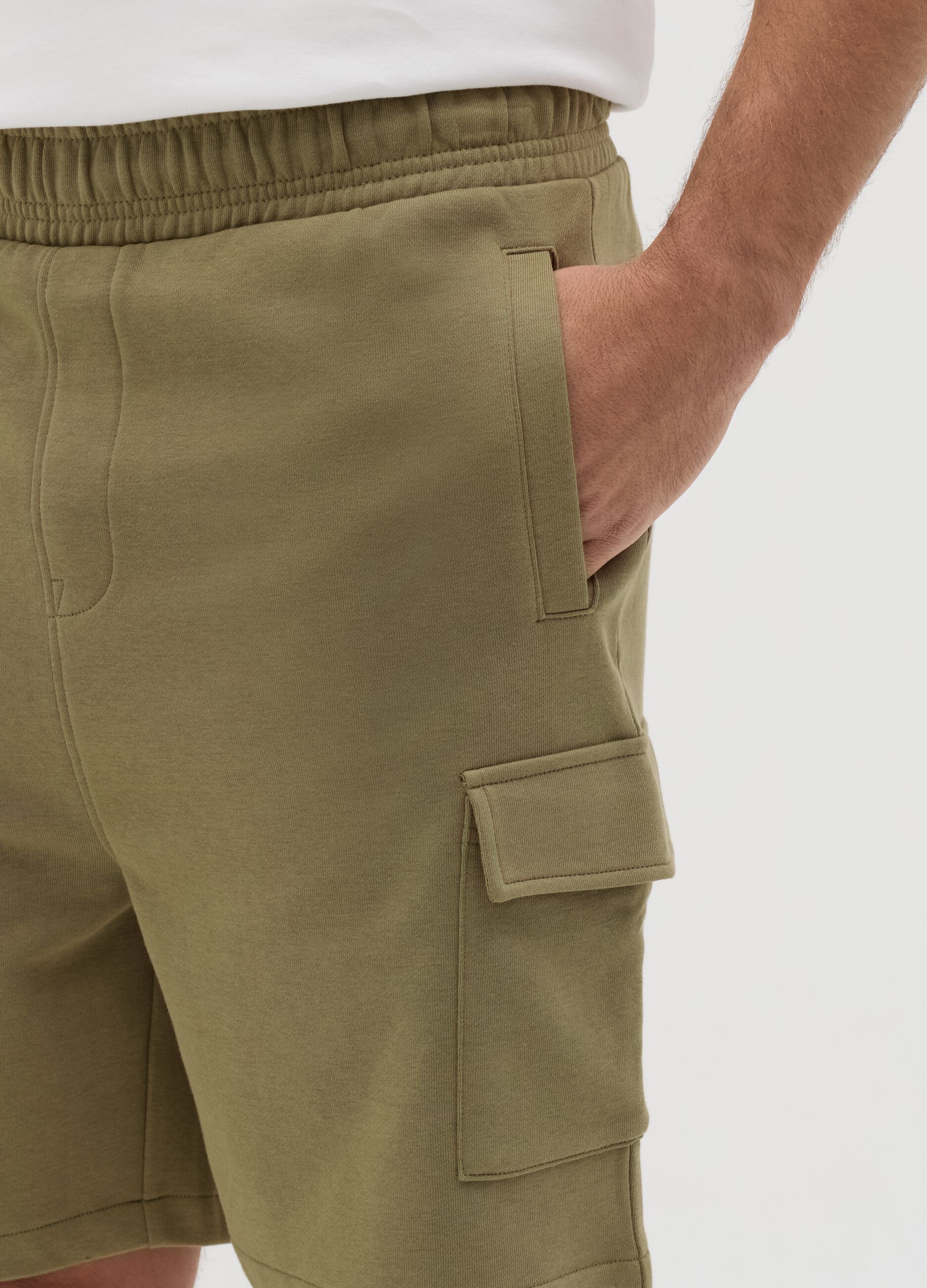 Bermuda da uomo in misto cotone verde relaxed fit con tasche cargo