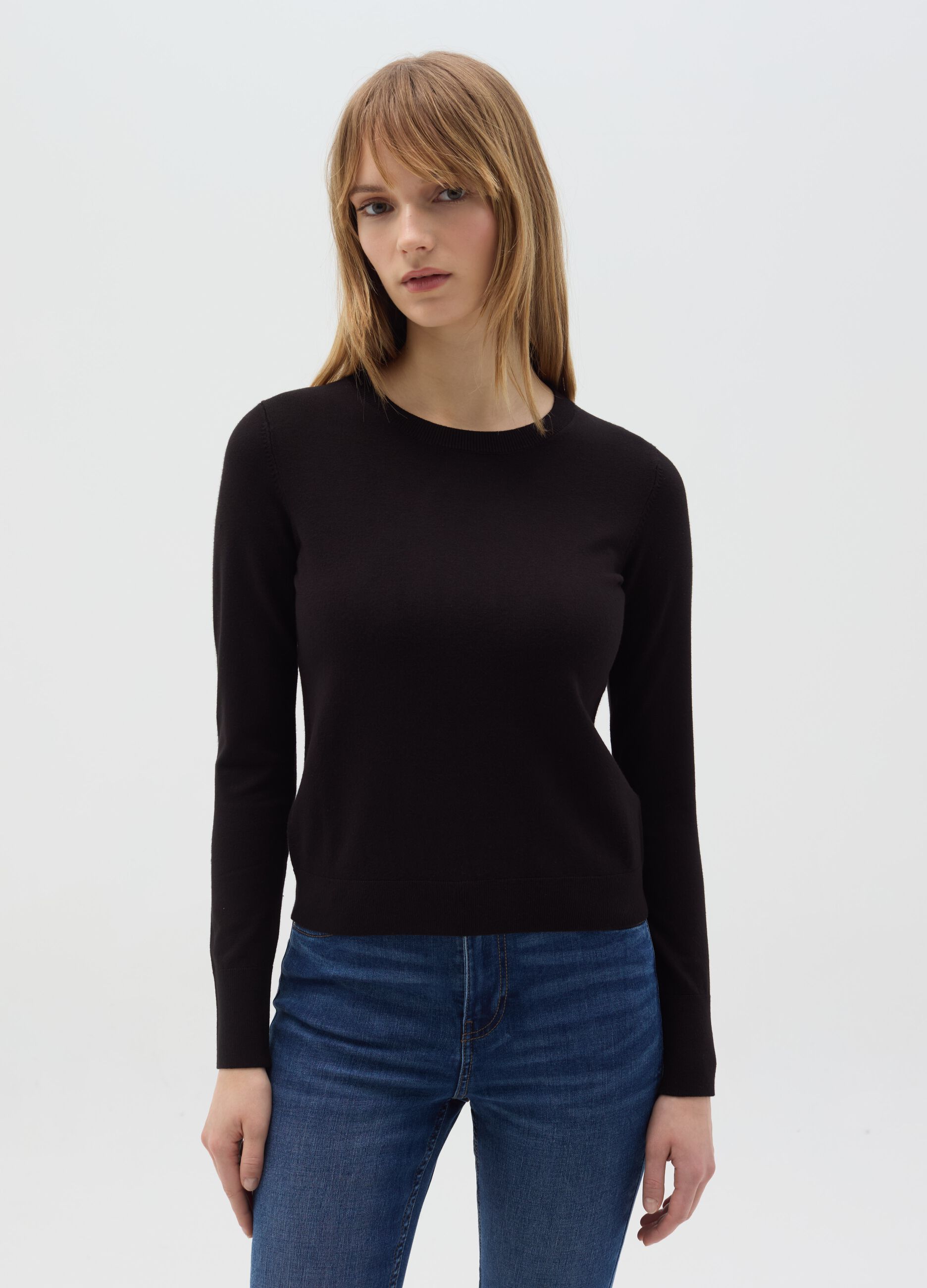 Top with round neck and long sleeves