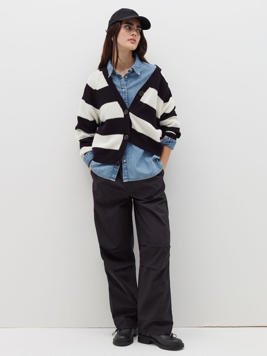 Pullover with striped pattern and V neck_1