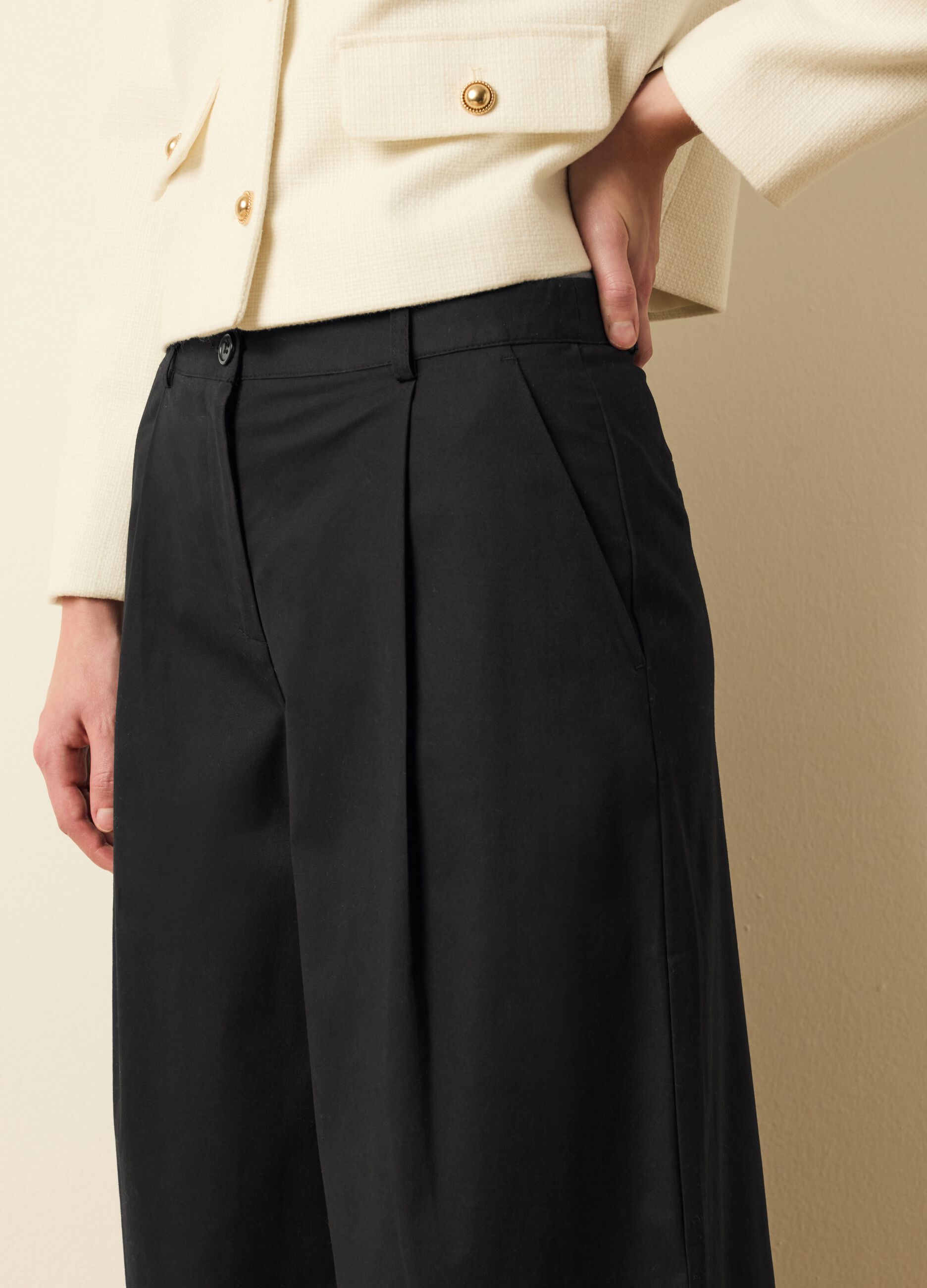 Wide-leg trousers with darts