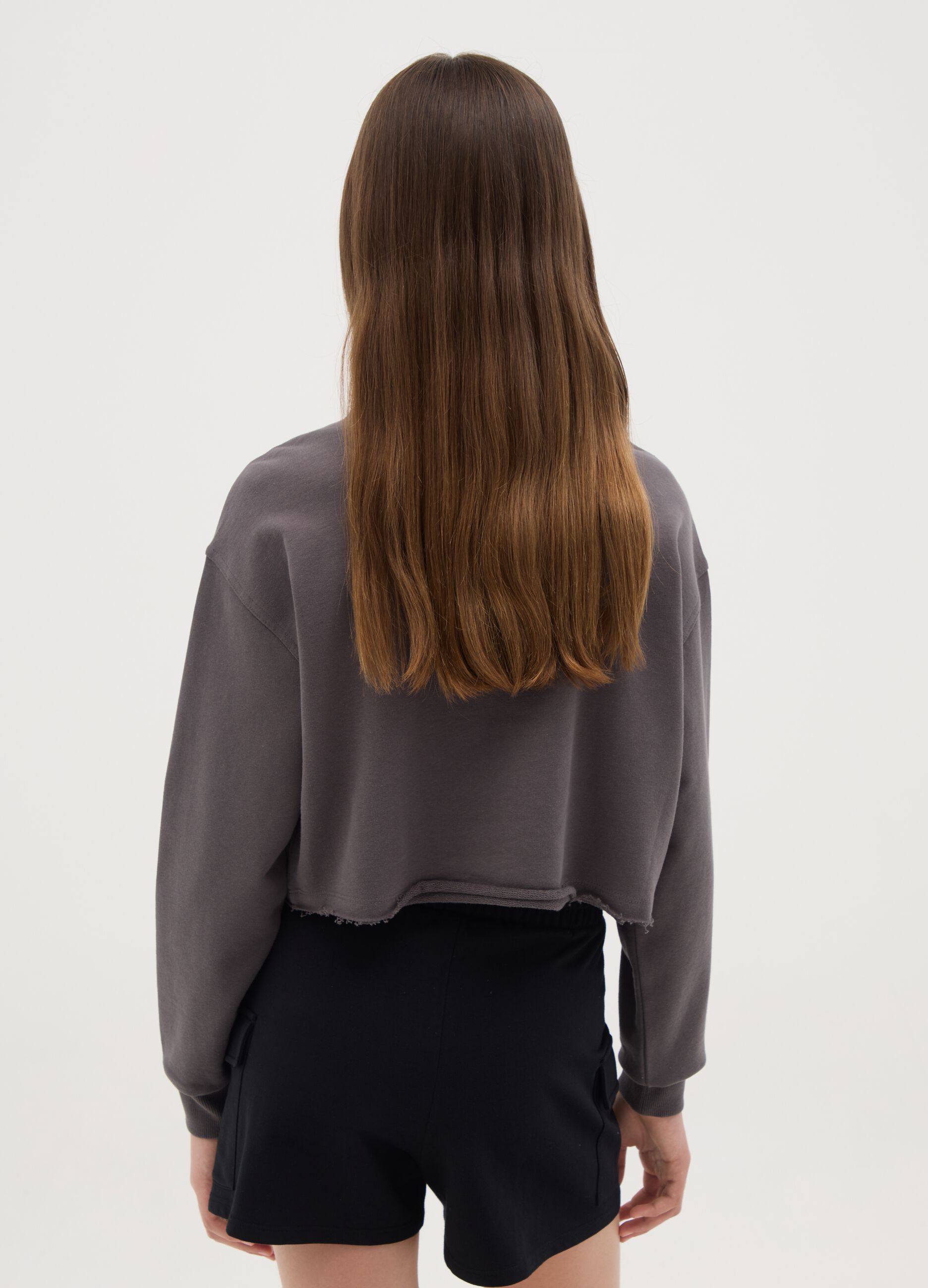 French Terry crop sweatshirt with "Famous” print
