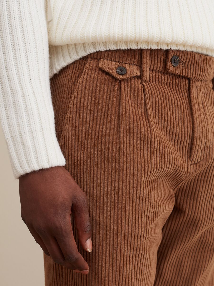 Pantaloni regular fit in corduroy con pinces_3