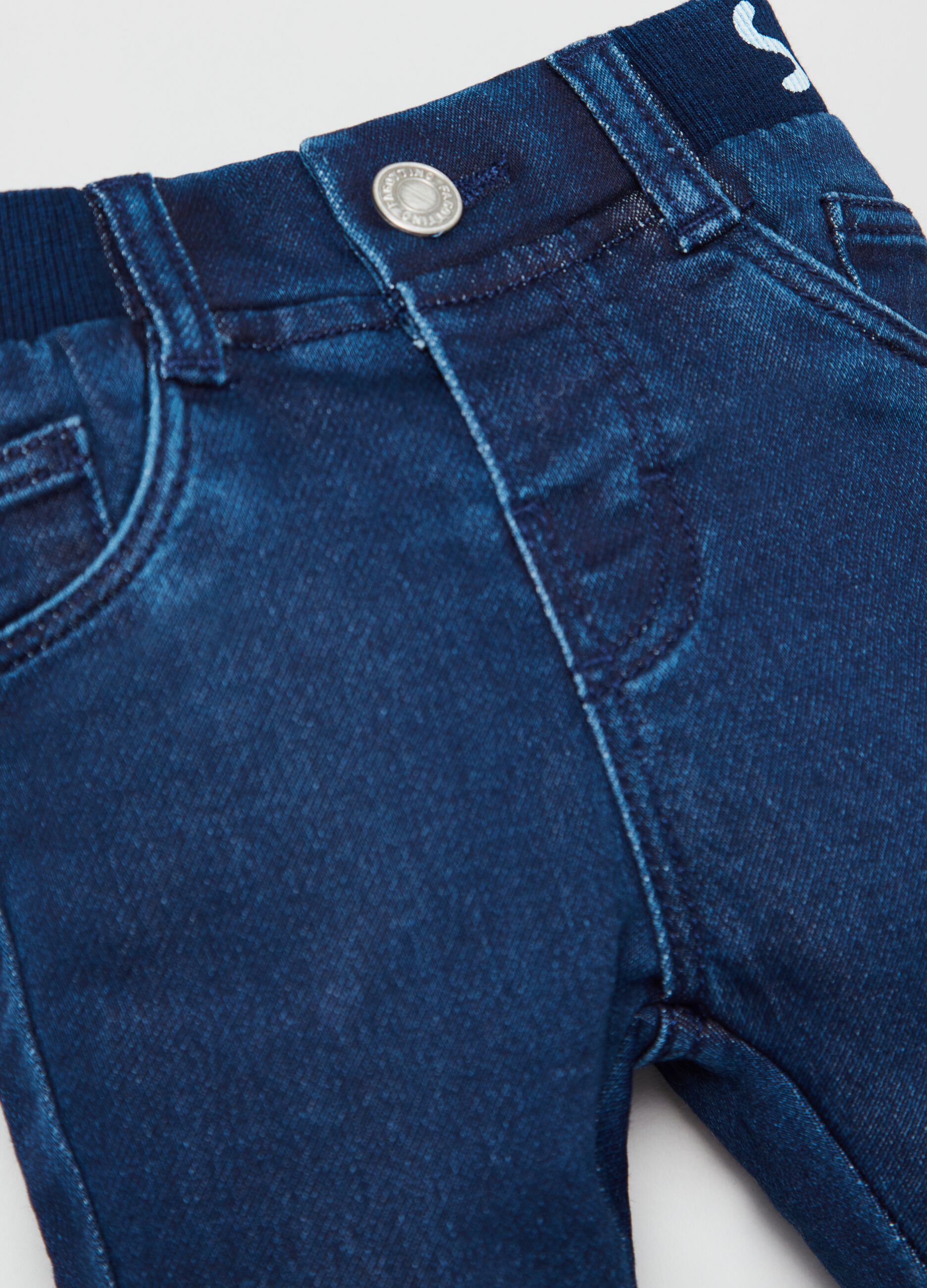 Jeans con tasche e stampa lettering_2