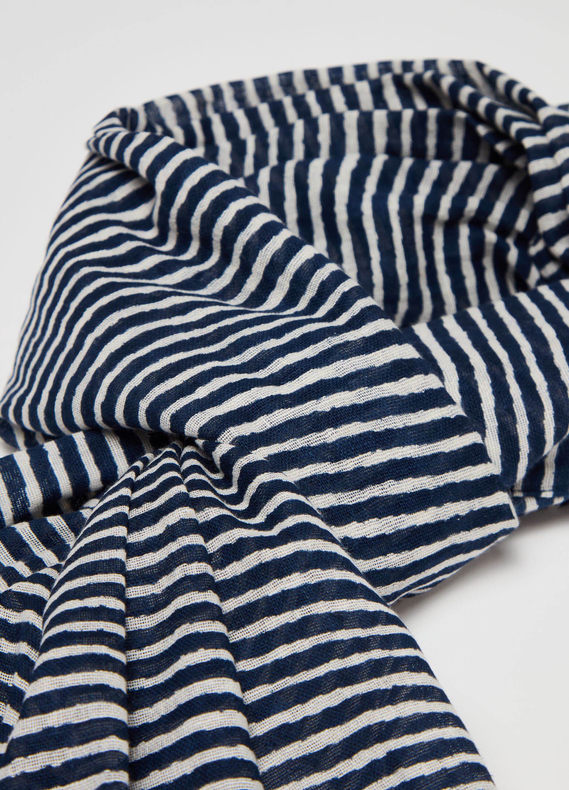 Fringed scarf with thin stripes