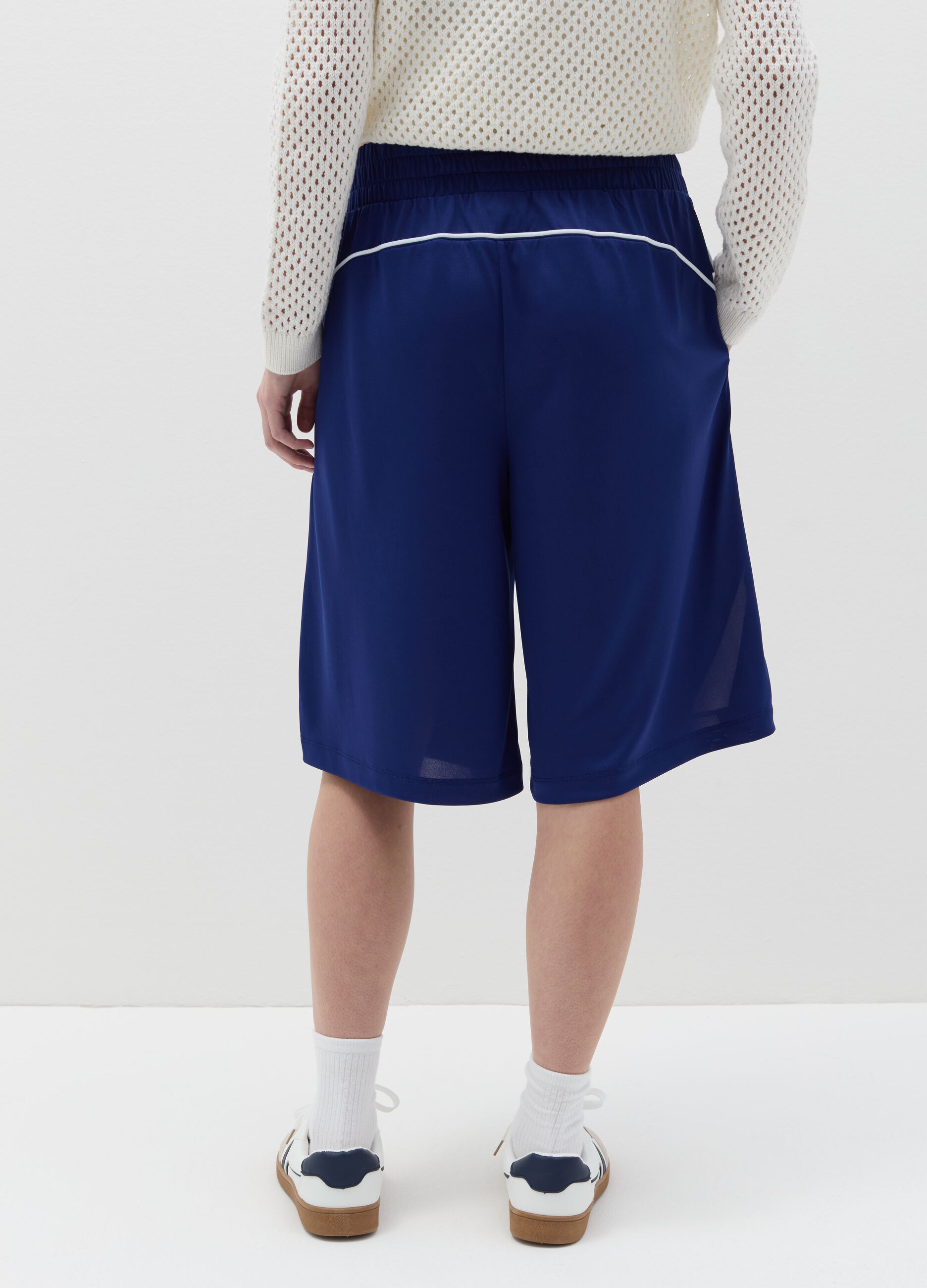 Bermuda joggers with contrasting piping