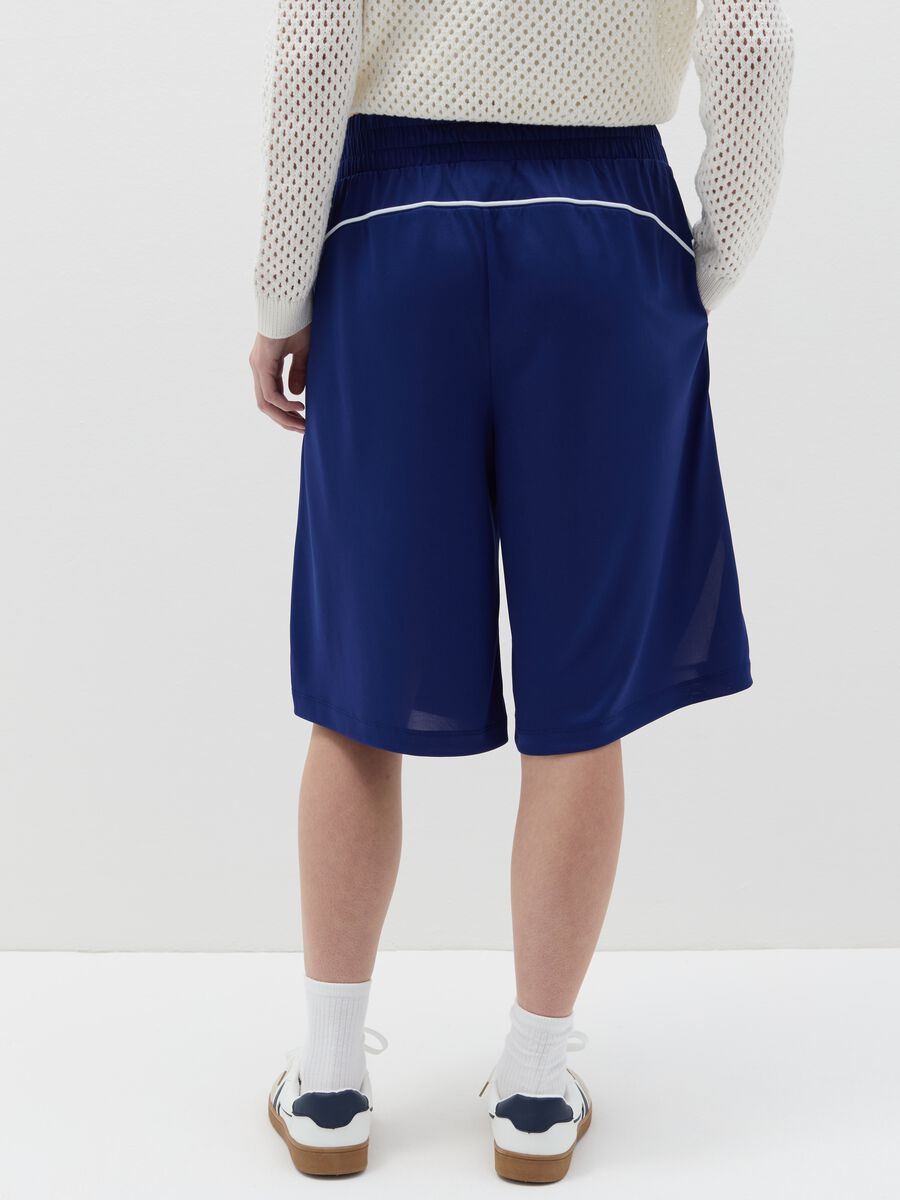 Bermuda joggers with contrasting piping_4