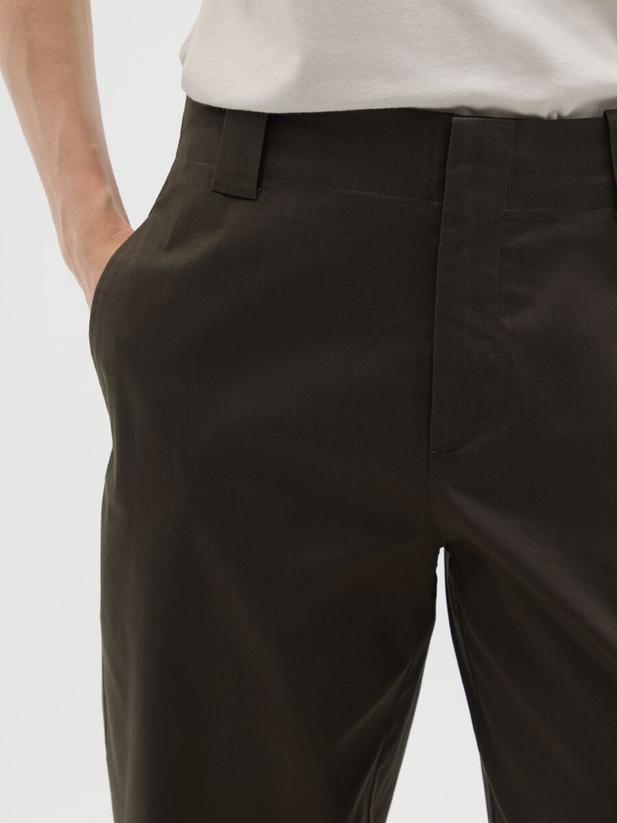 Brown regular fit stretch cotton trousers_3