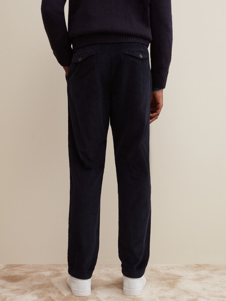 Pantaloni regular fit in corduroy con pinces_2